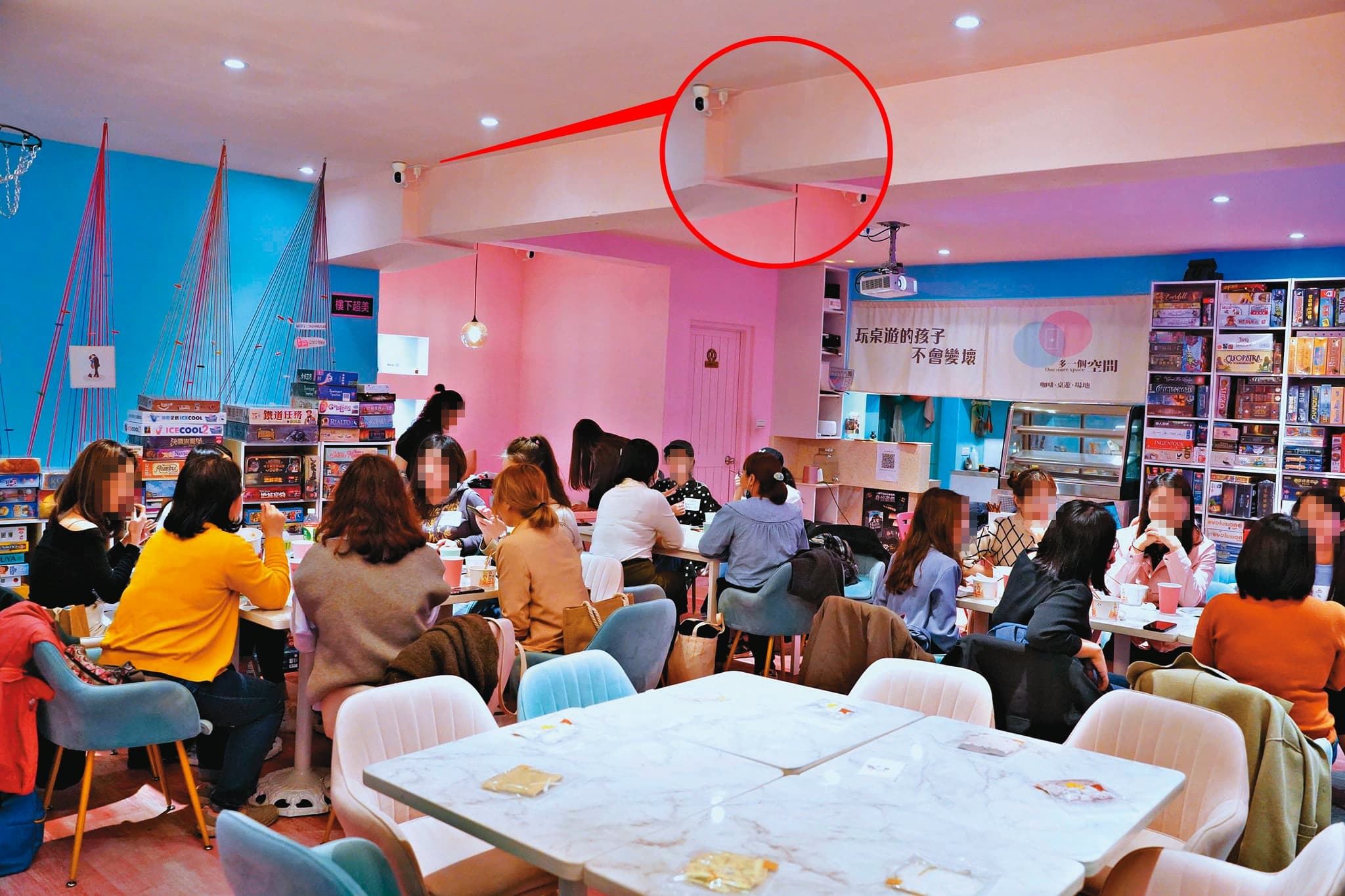 余尚泓開的桌遊店有很多女粉絲光顧,店內也裝設不少監視器。(翻攝臉書)