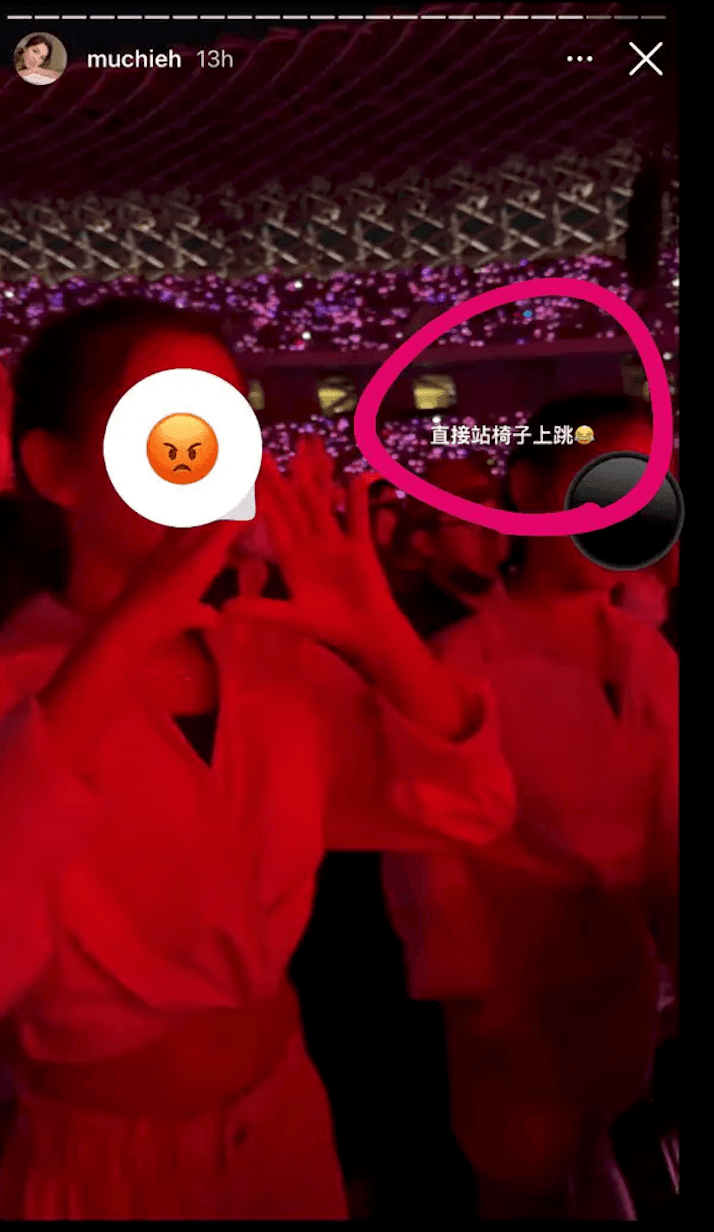 林牧潔讓女兒站在椅子上唱唱跳跳,看BLACKPINK演唱會。(翻攝林牧潔IG)