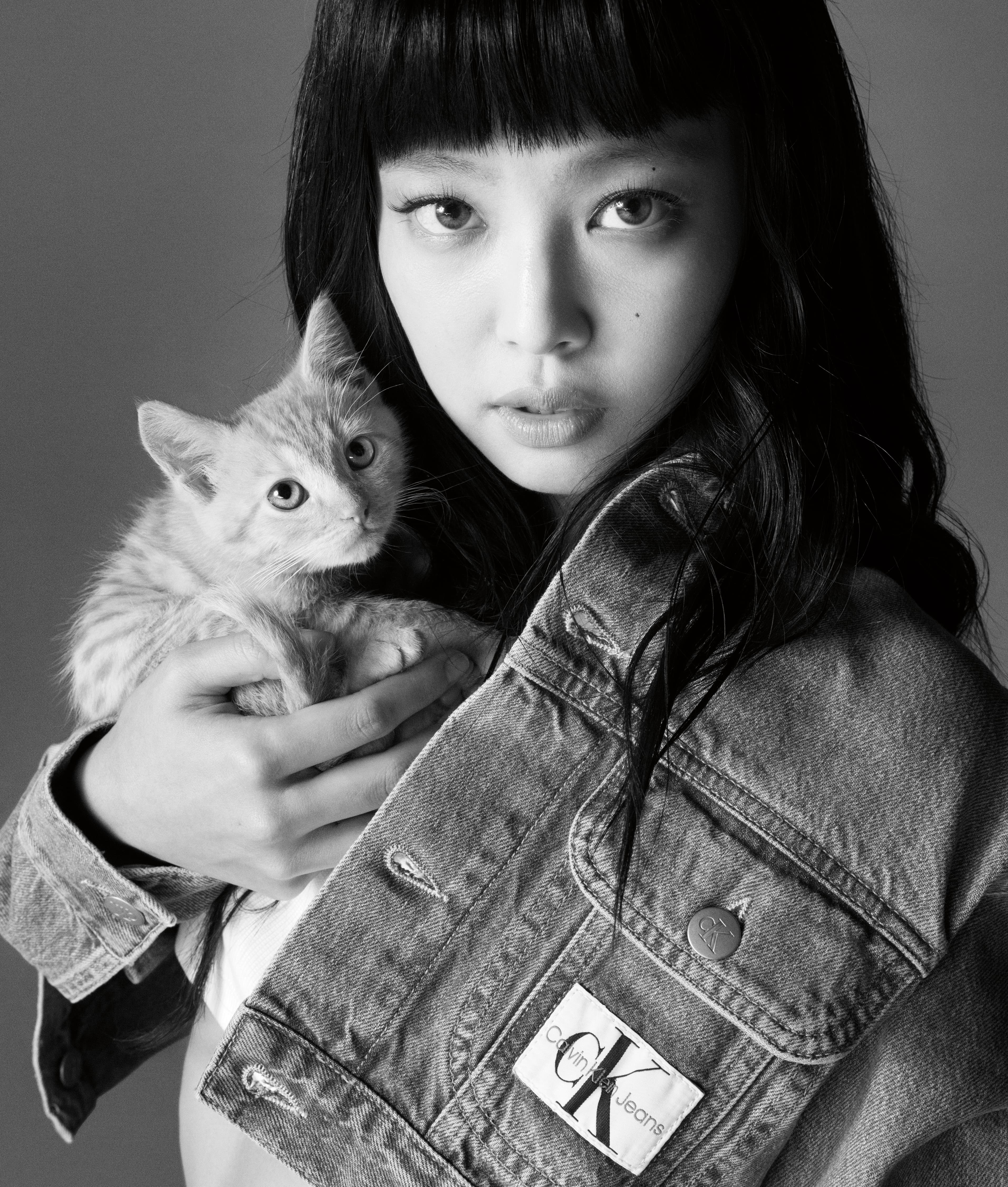 全世界最幸福的小貓咪被抱在JENNIE懷中,應該令Blink為之瘋狂。(Calvin Klein提供)