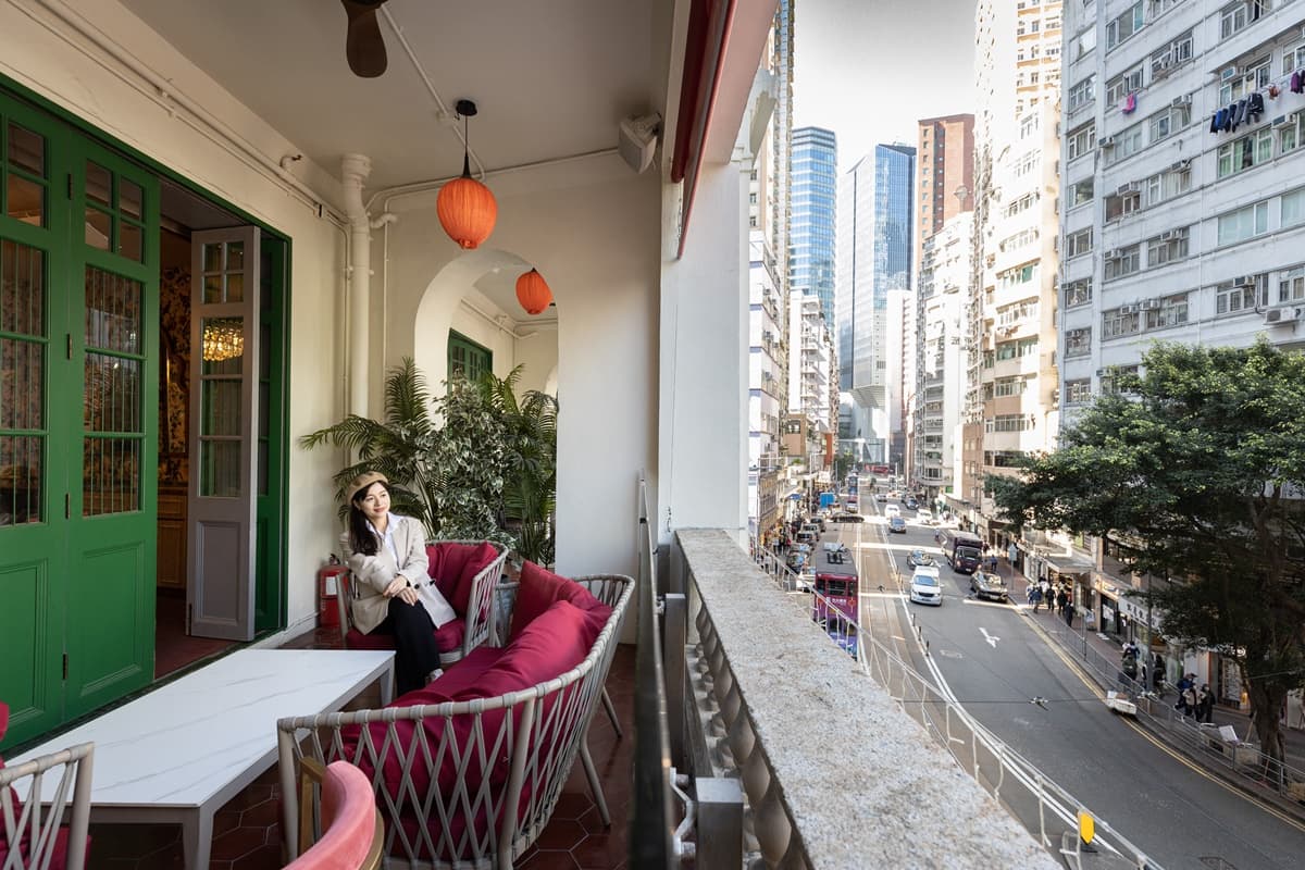 坐在和昌飯店的露台區，可欣賞灣仔街道上車輛川流不息的景色。