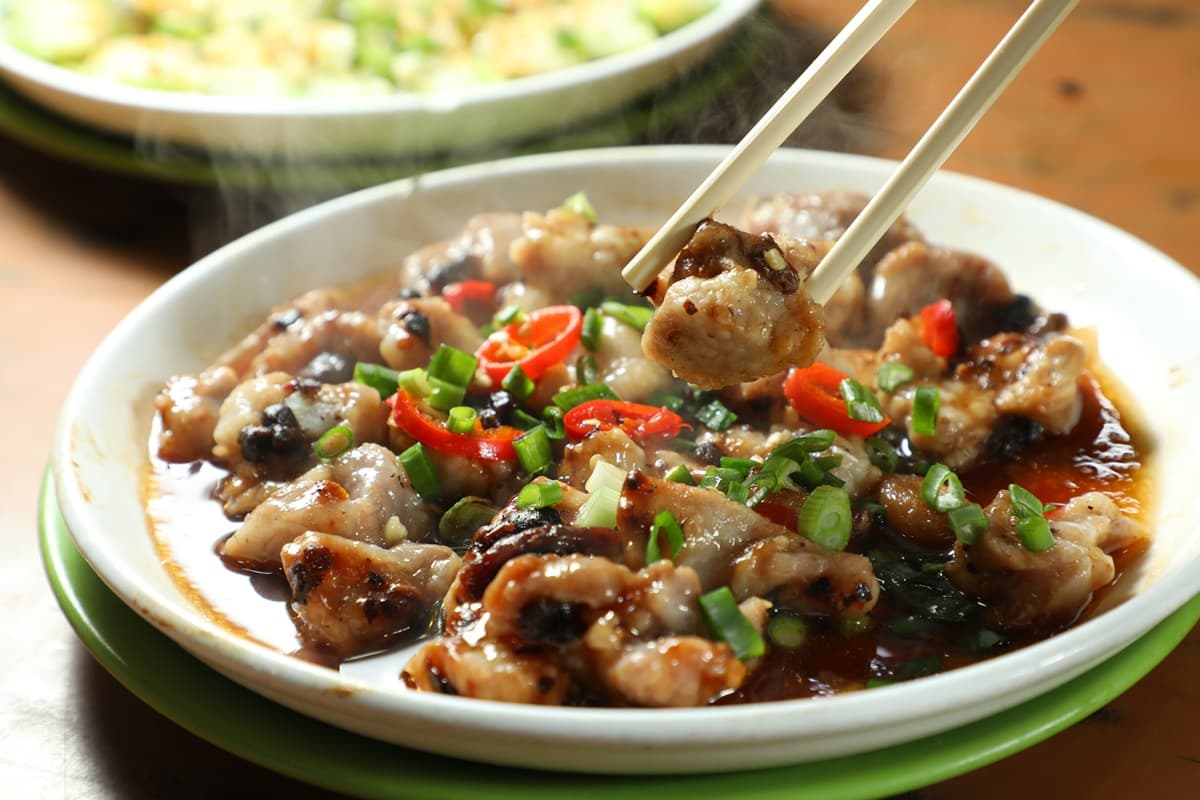 大大盤的「豉汁蒸肉排」鹹中帶甘，被眾人迅速掃空。（港幣90元／份）