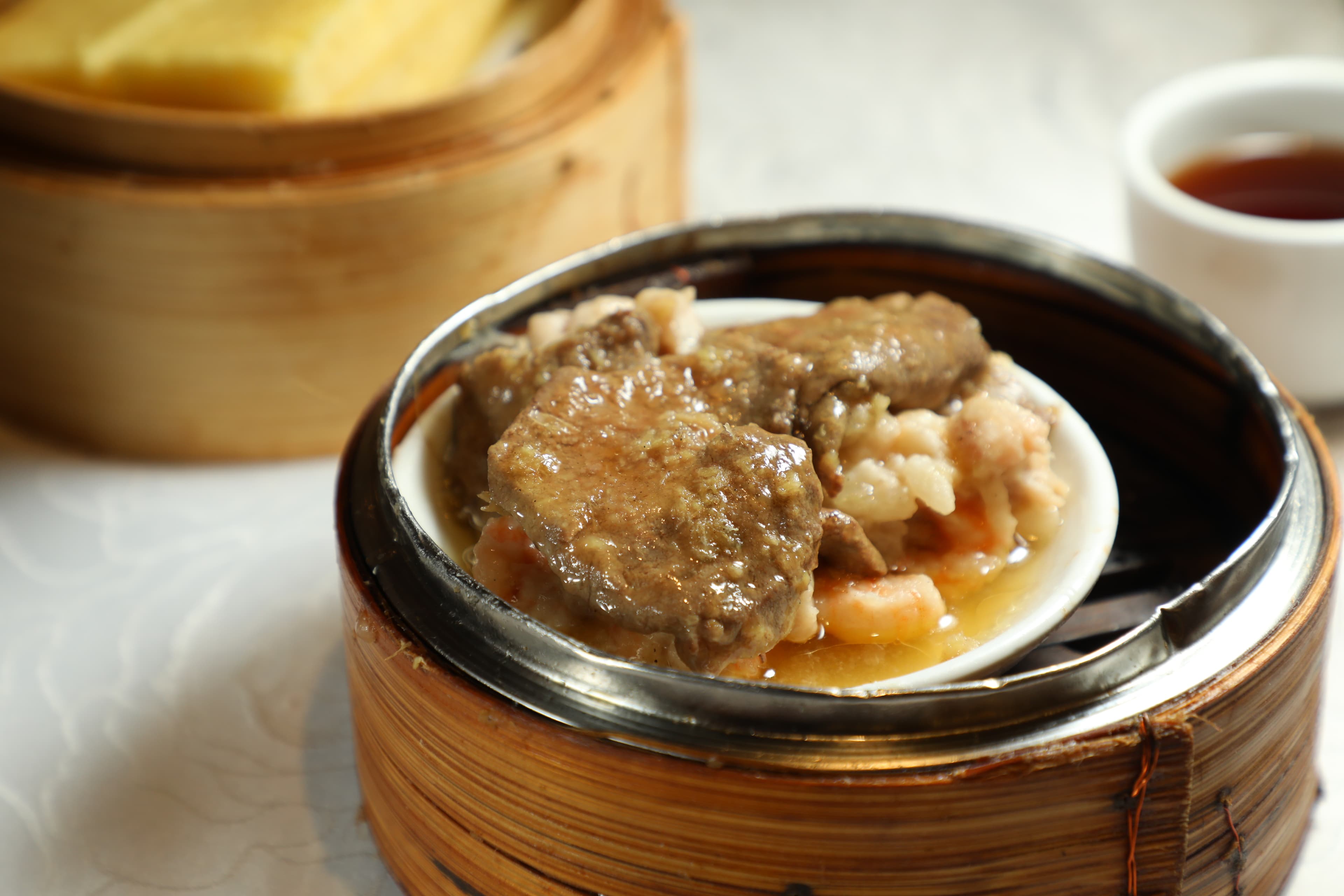 老派的「豬潤燒賣」把豬肝放在鮮肉燒賣上,味道很搭。(大點,港幣33元/份)