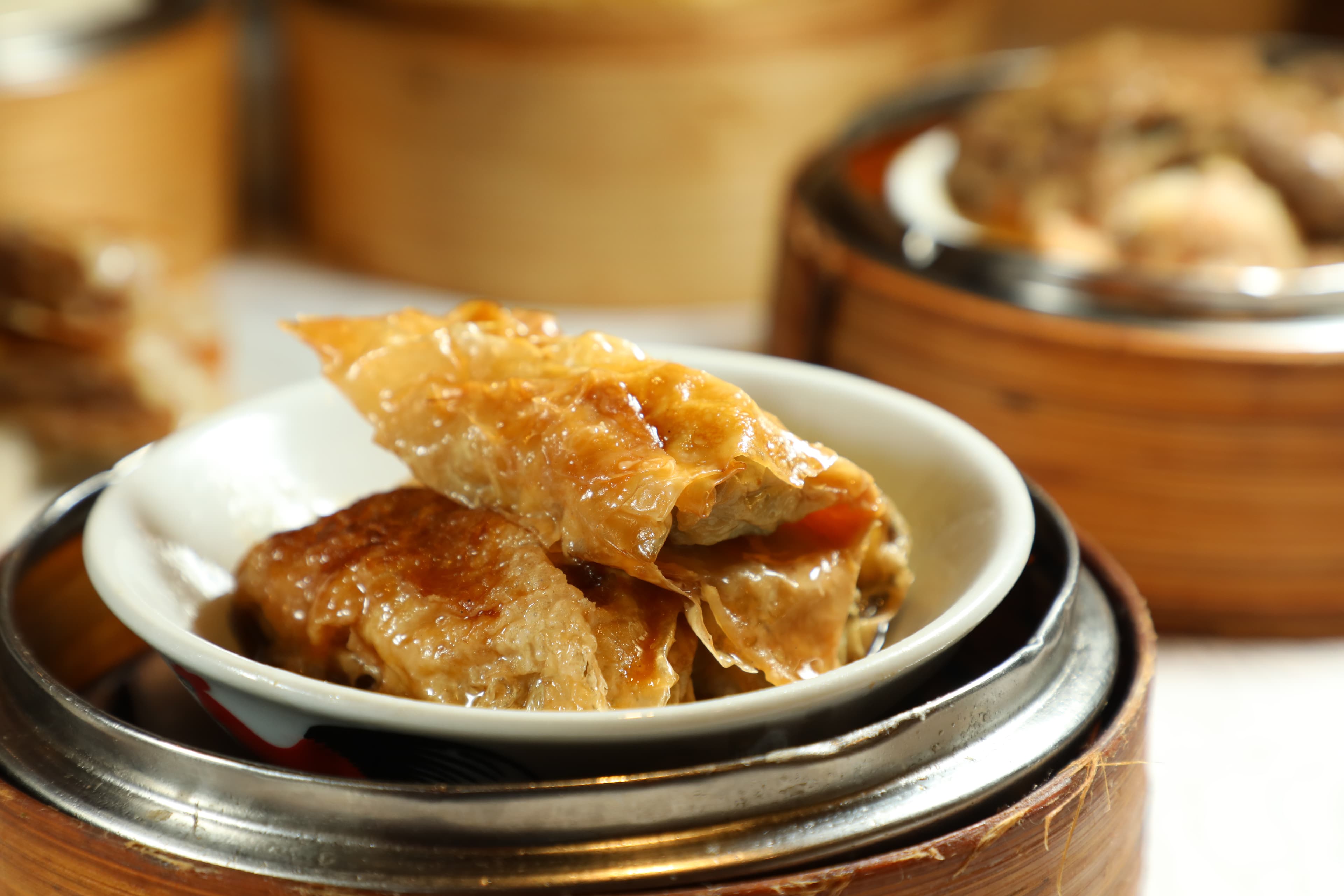 「蠔油魚滑鮮竹卷」就是蒸的腐皮卷,調味濃郁。(中點,港幣29元/份)