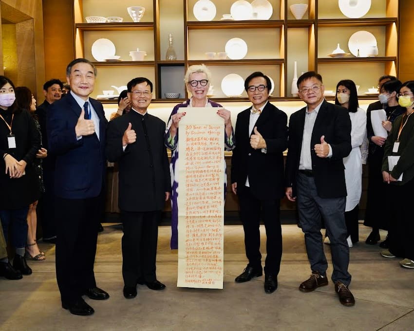 《演化-Evolution》的開幕茶會,(左起)台中市副市長黃國榮、文建會前副主委洪慶峰、Stefanie Hering、寬合美學創辦人陳國輝、東海大學東海大學創藝學院前院長林文海教授,都來共襄盛舉。(寬合藝術提供)
