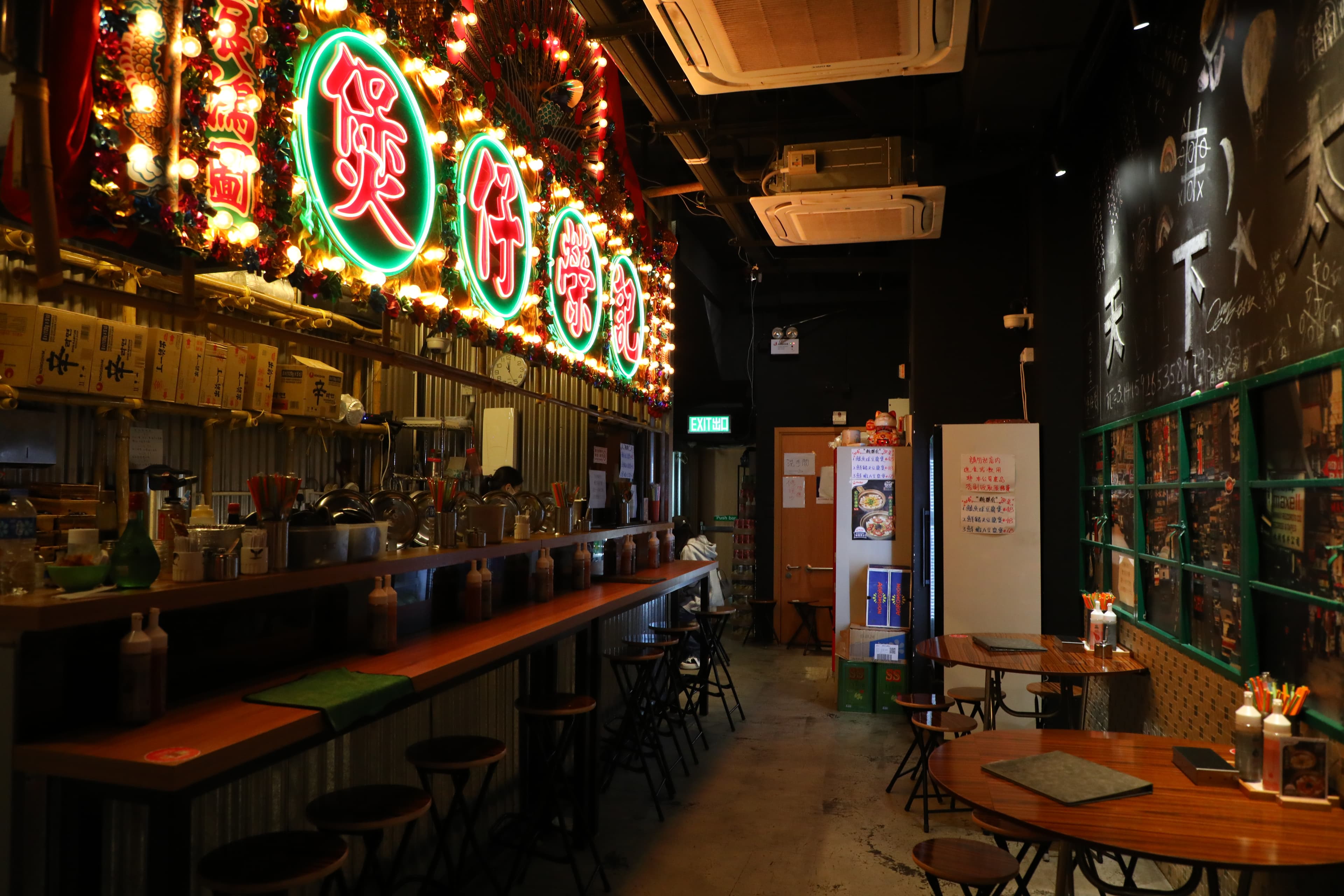 店內走復古港風裝潢,霓虹燈招牌是亮點。