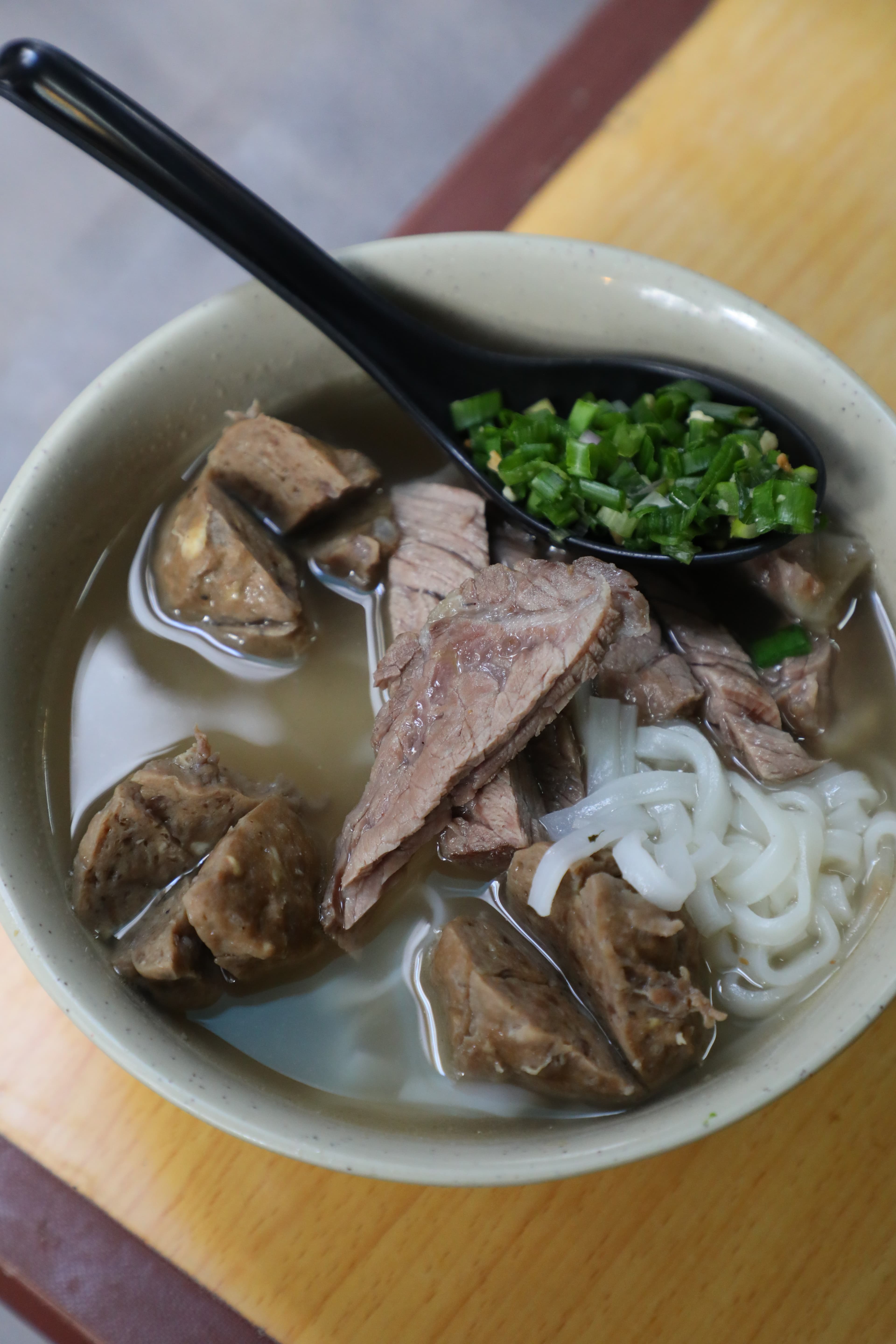 水記的「牛腩牛丸河」的牛腩肉感十足、牛丸彈Q，與軟滑的河粉很速配。（雙拼，港幣51元∕碗）