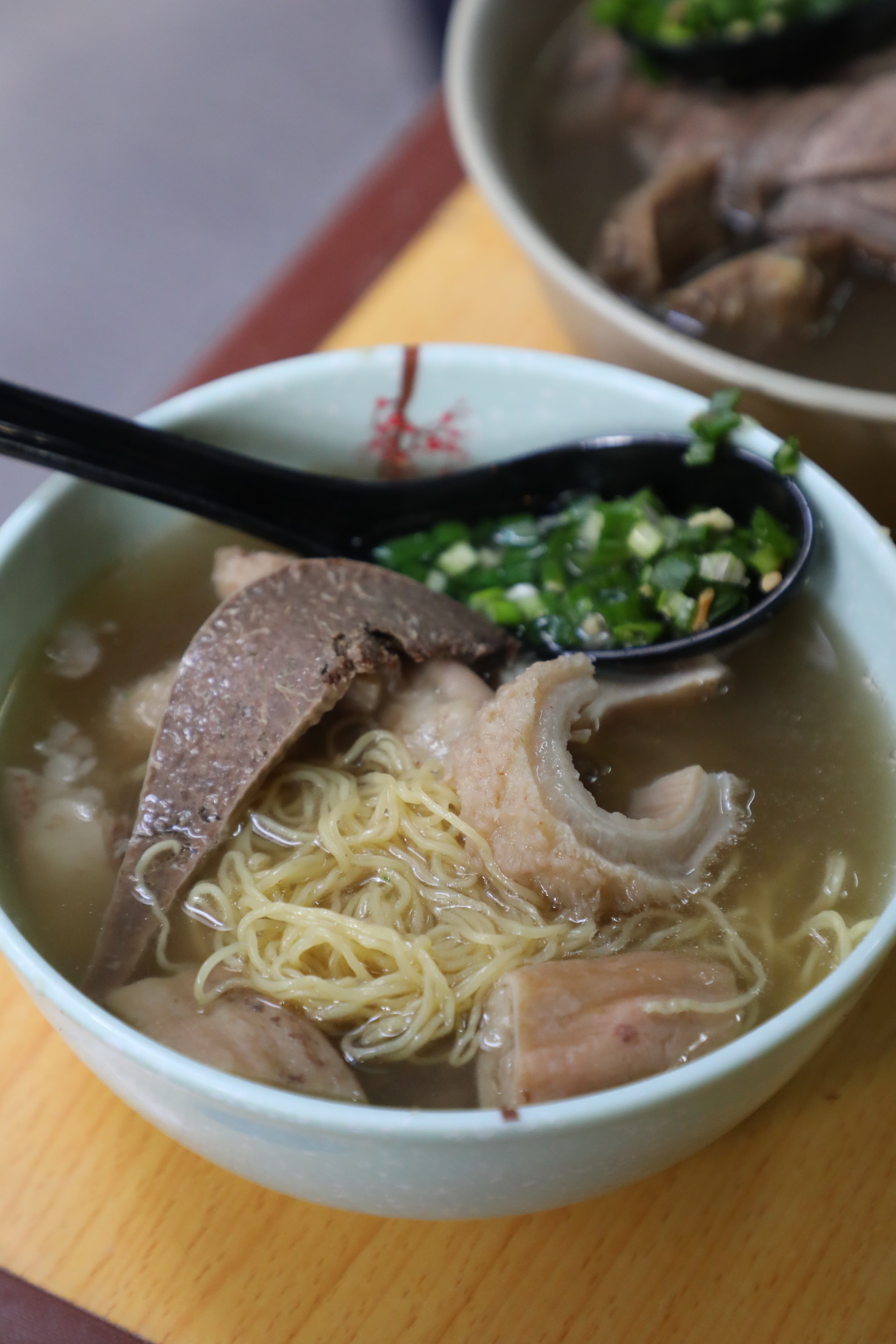 「牛雜麵」的麵條彈牙，湯頭甘美，牛雜部位各有口感。（單拼，港幣45元∕碗）