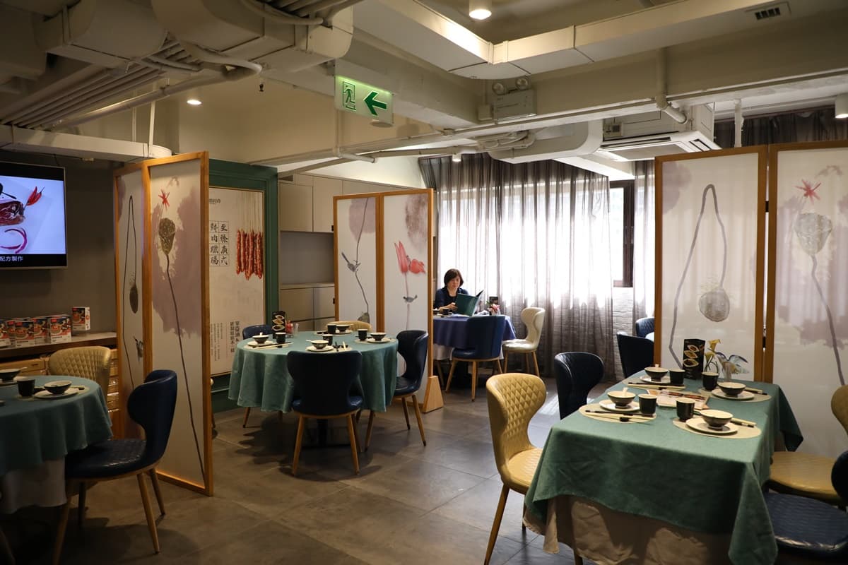 憶食尚的裝潢雅致,還有屏風分隔各桌。