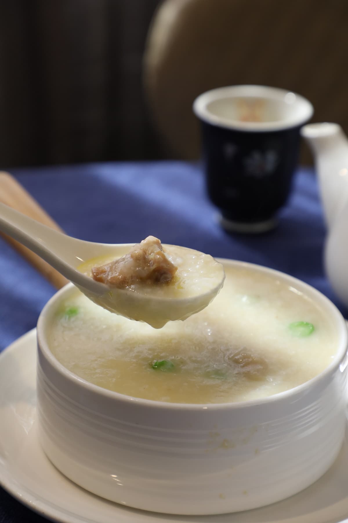 用煲仔熬的「滑雞粥」,雞湯香甜,米花化於無形。(港幣98元/碗)