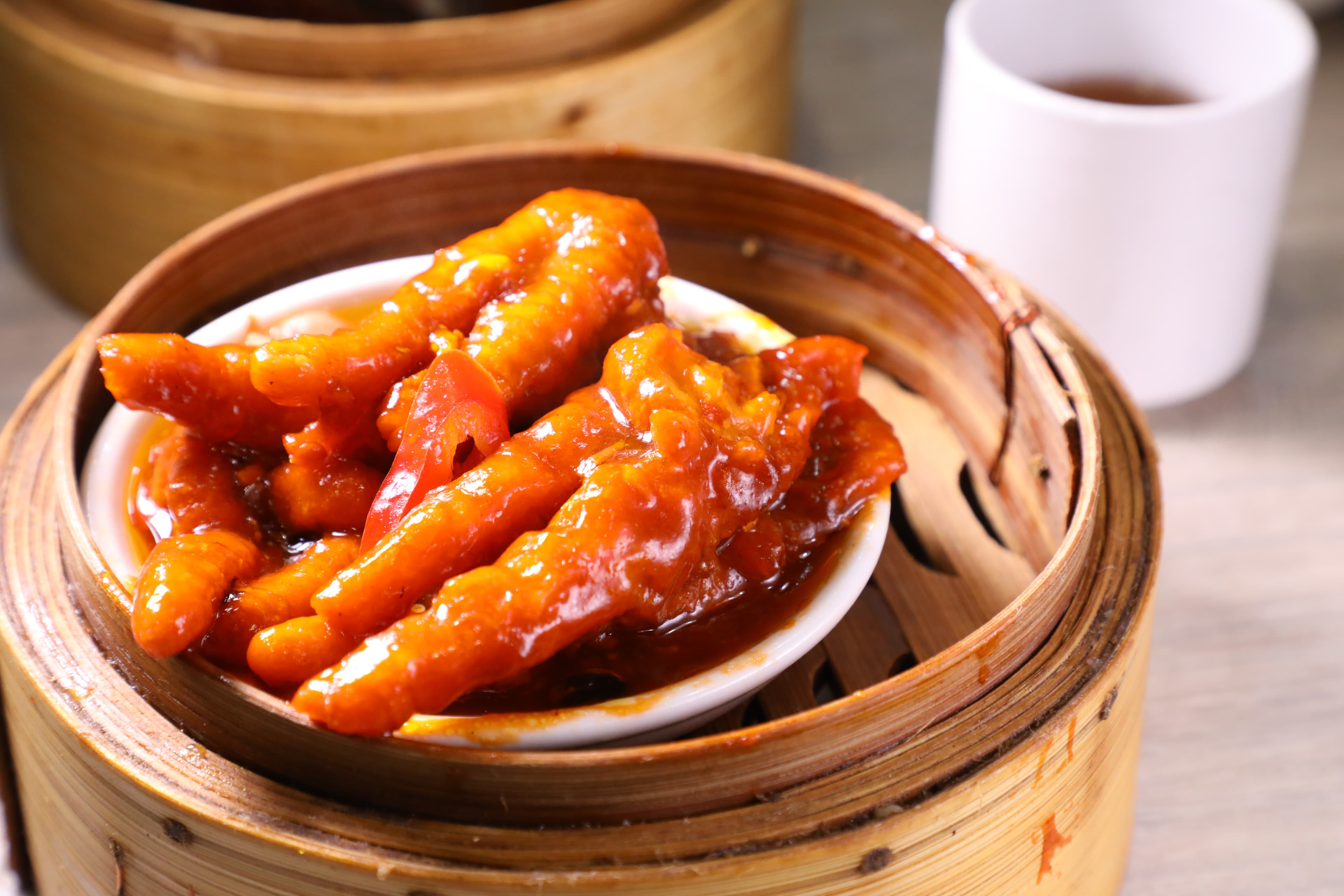 新登場的「新會陳皮蒸鳳爪」,鳳爪巨大,帶著陳皮甘香。(小點,港幣21元/份)