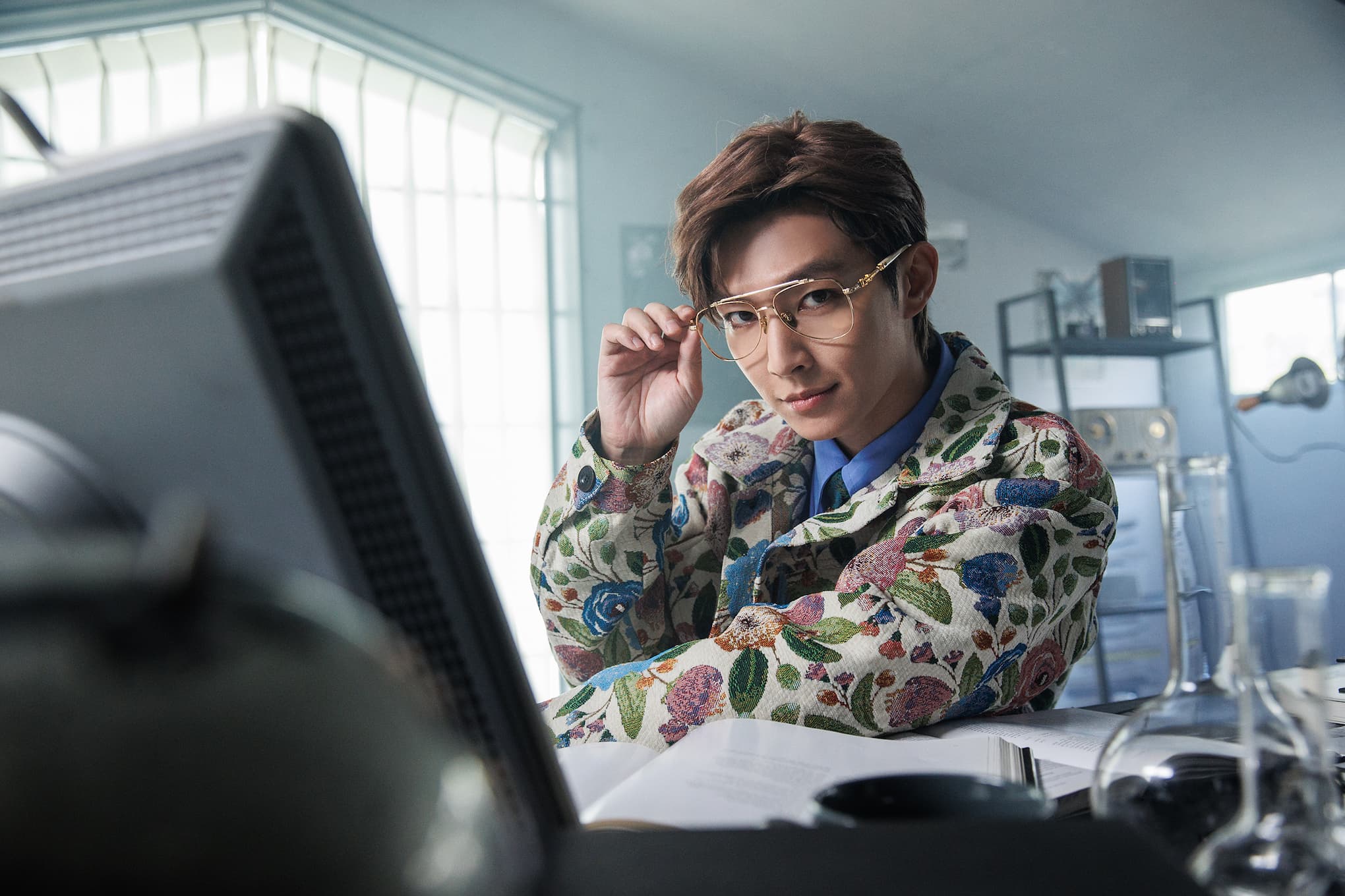 MV邀地質系導演超有哏,炎亞綸變身「地質學家」結合QR Code與TikTok達人逗趣合作。(索尼音樂提供)