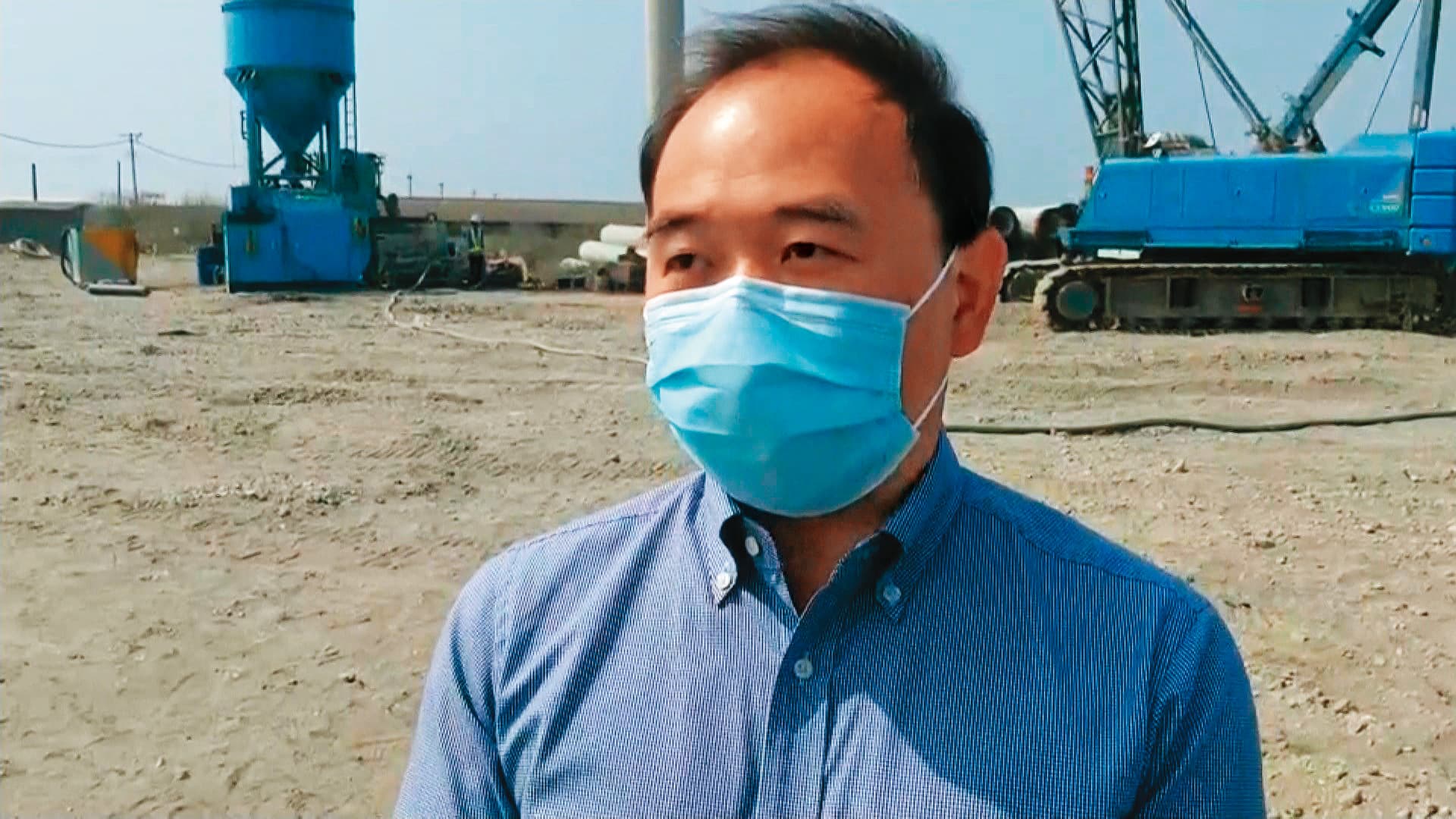 達德在雲林台西鄉設置風力發電組,因風機接近住家引發居民抗爭,時任雲林辦公室執行長潘正綱負責與民眾協調。(東森新聞提供)