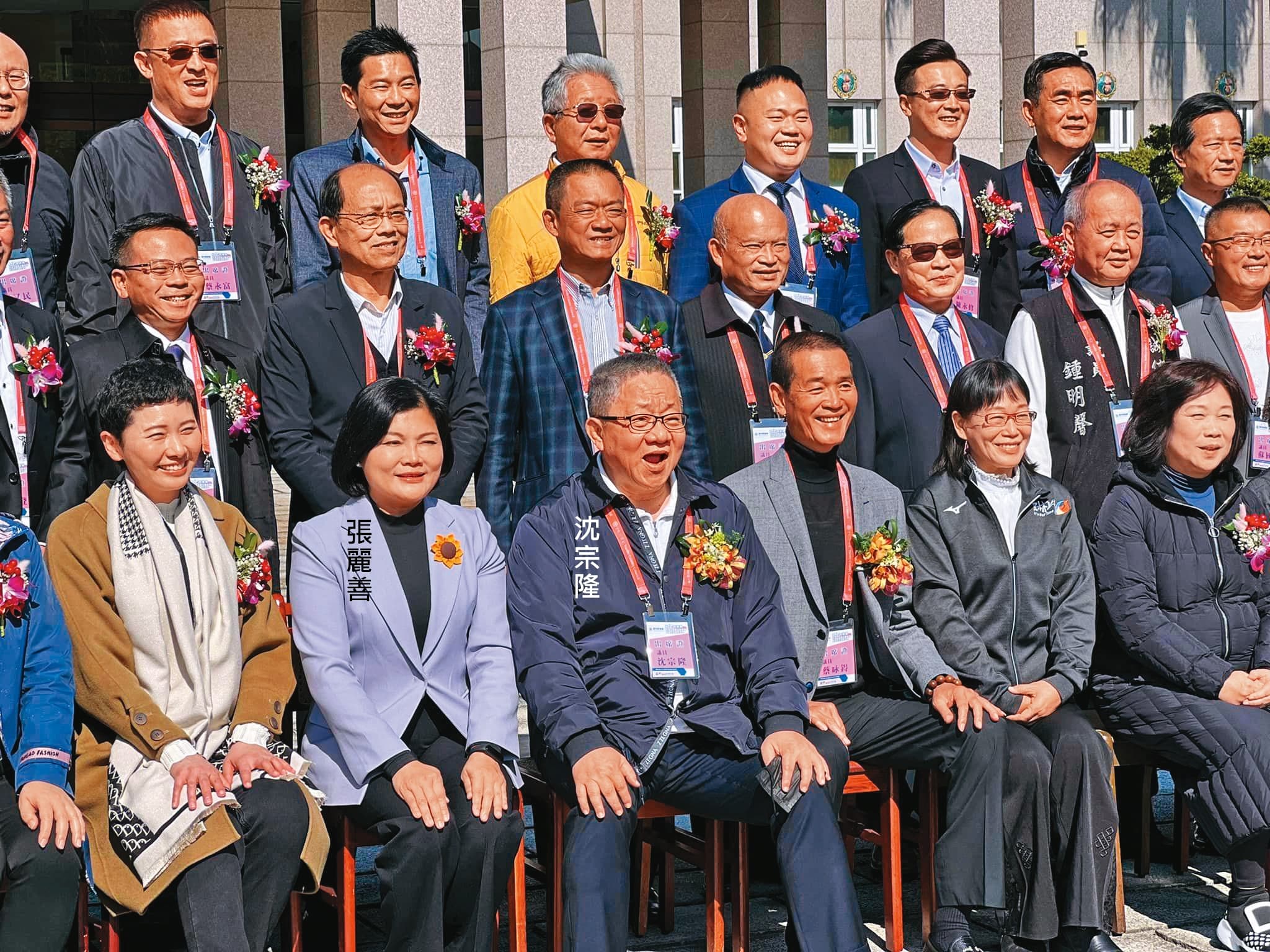 沈宗隆帶領新任議員與縣長張麗善合影,展現府會和諧氣氛。(翻攝蔡咏鍀臉書)