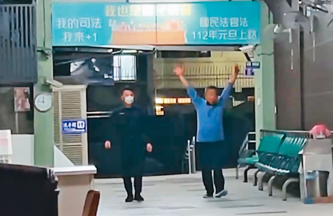 沈宗隆早年因案被帶至雲林地檢署偵訊,卻被7人劫走,這回他涉貪在庭訊休息時伸懶腰,院檢不敢大意,派出法警緊迫盯人。(翻攝《鏡新聞》)