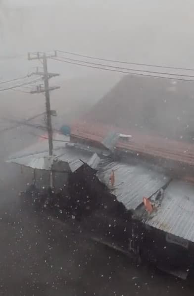 泰國清邁遭受熱帶風暴侵襲,颳起狂風暴雨。(翻攝推特@chiangmainews)