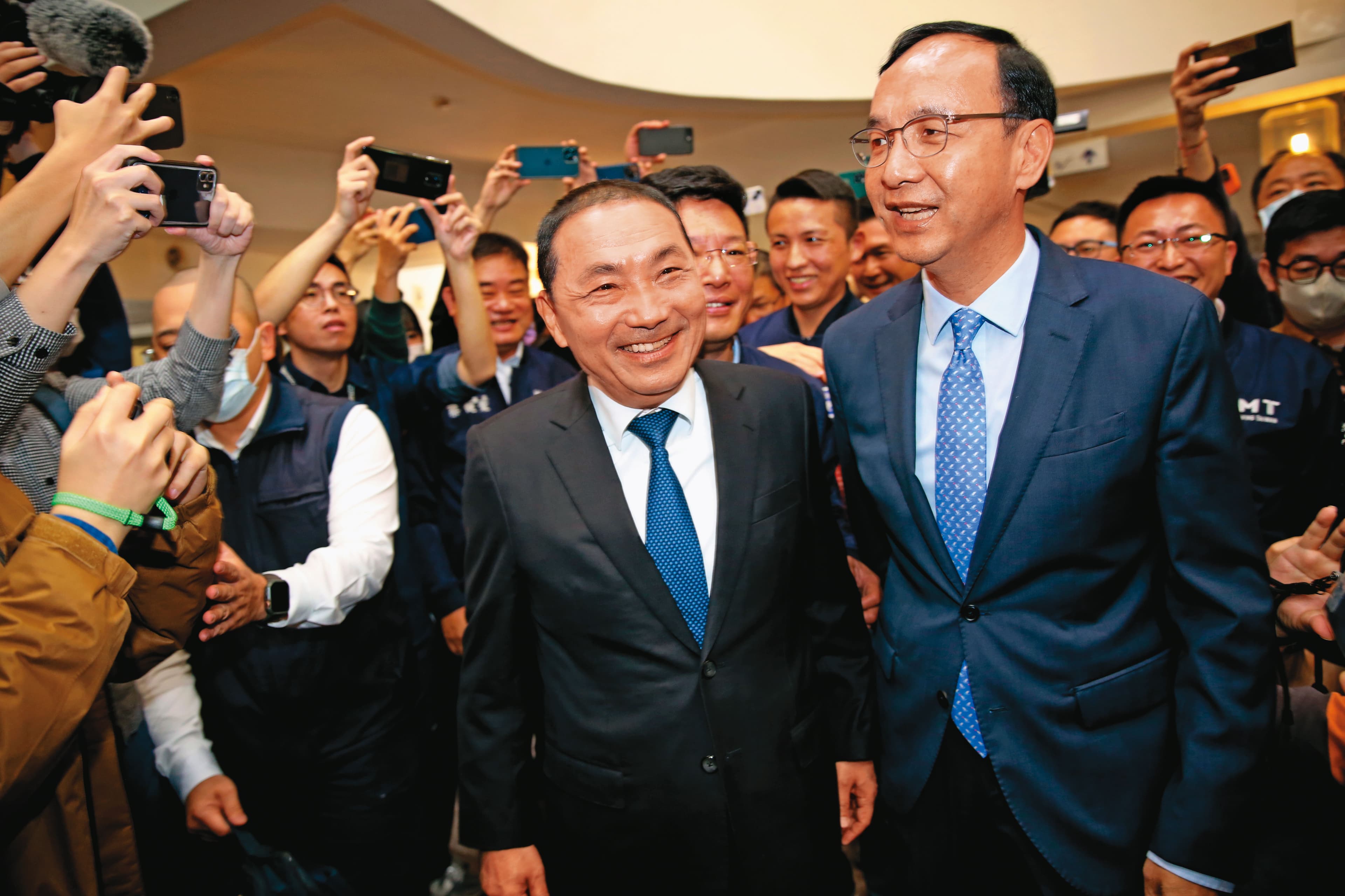 侯友宜、朱立倫20日出席新北市議會國民黨團幹部交接,2人在媒體面前有說有笑。