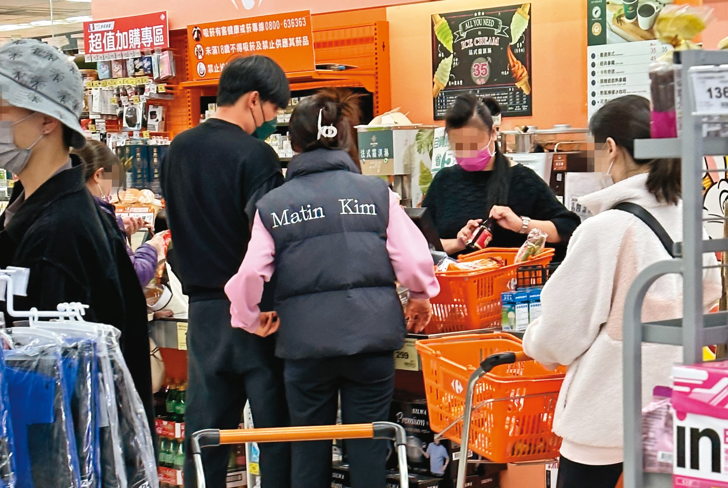 3月14日23：01，兩人買了不少吃吃喝喝的東西，準備在家過節。