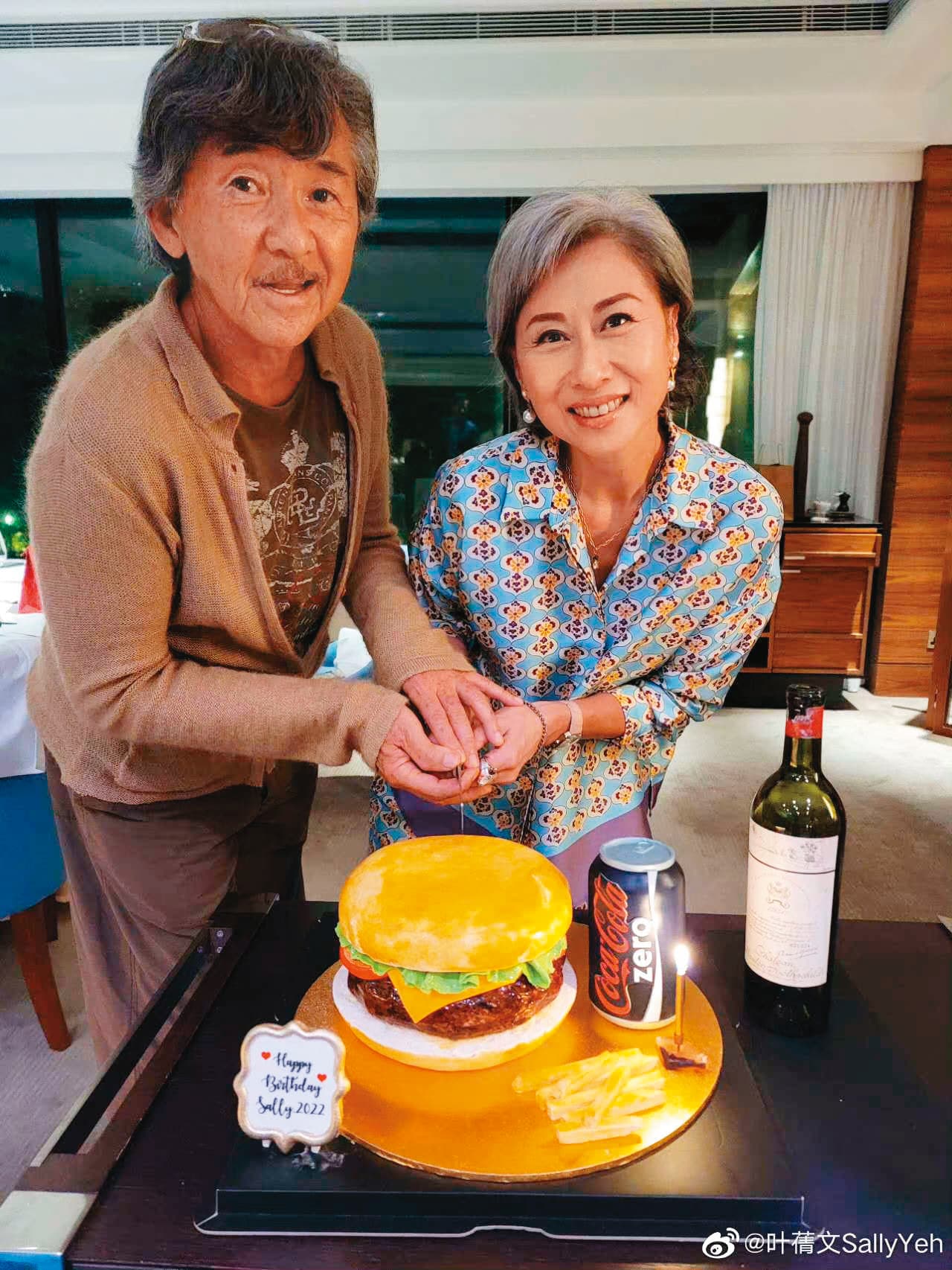 葉蒨文(右)否認因為羽球教練而婚變。(翻攝自葉蒨文微博)