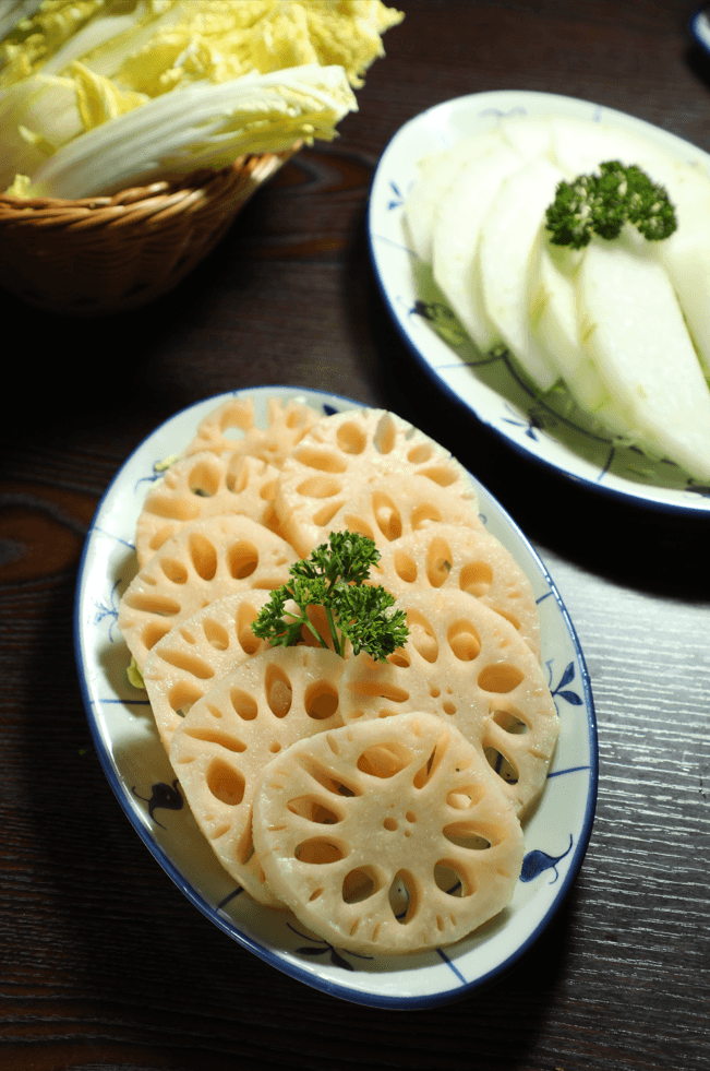 鍋底味道重,最好選些耐煮的火鍋料如蓮藕片、冬瓜片、娃娃菜。(皆港幣38元/份)