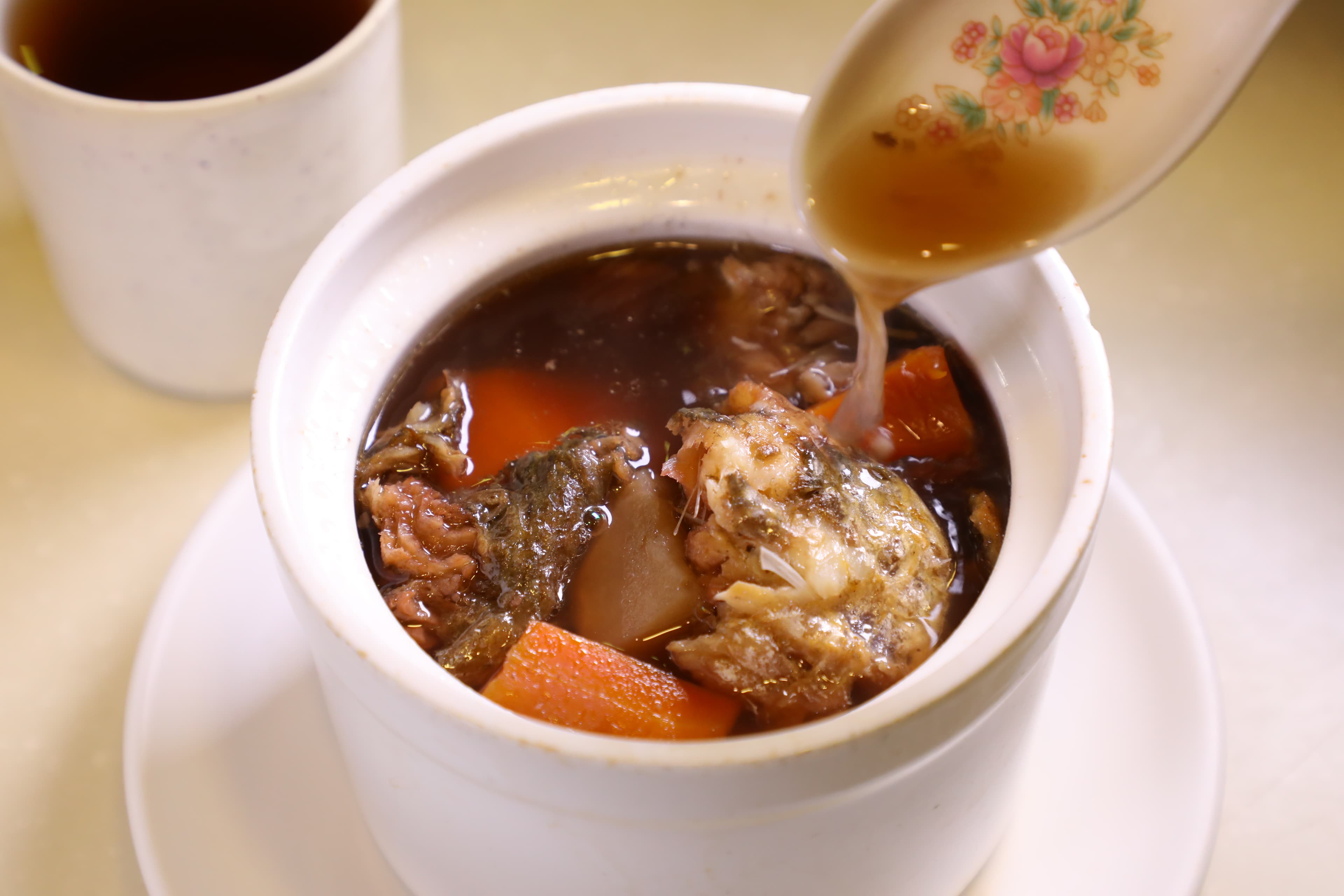 「赤小豆扁豆粉葛鯪魚豬軟骨燉湯」據說可祛濕消水腫。(港幣78元/盅)