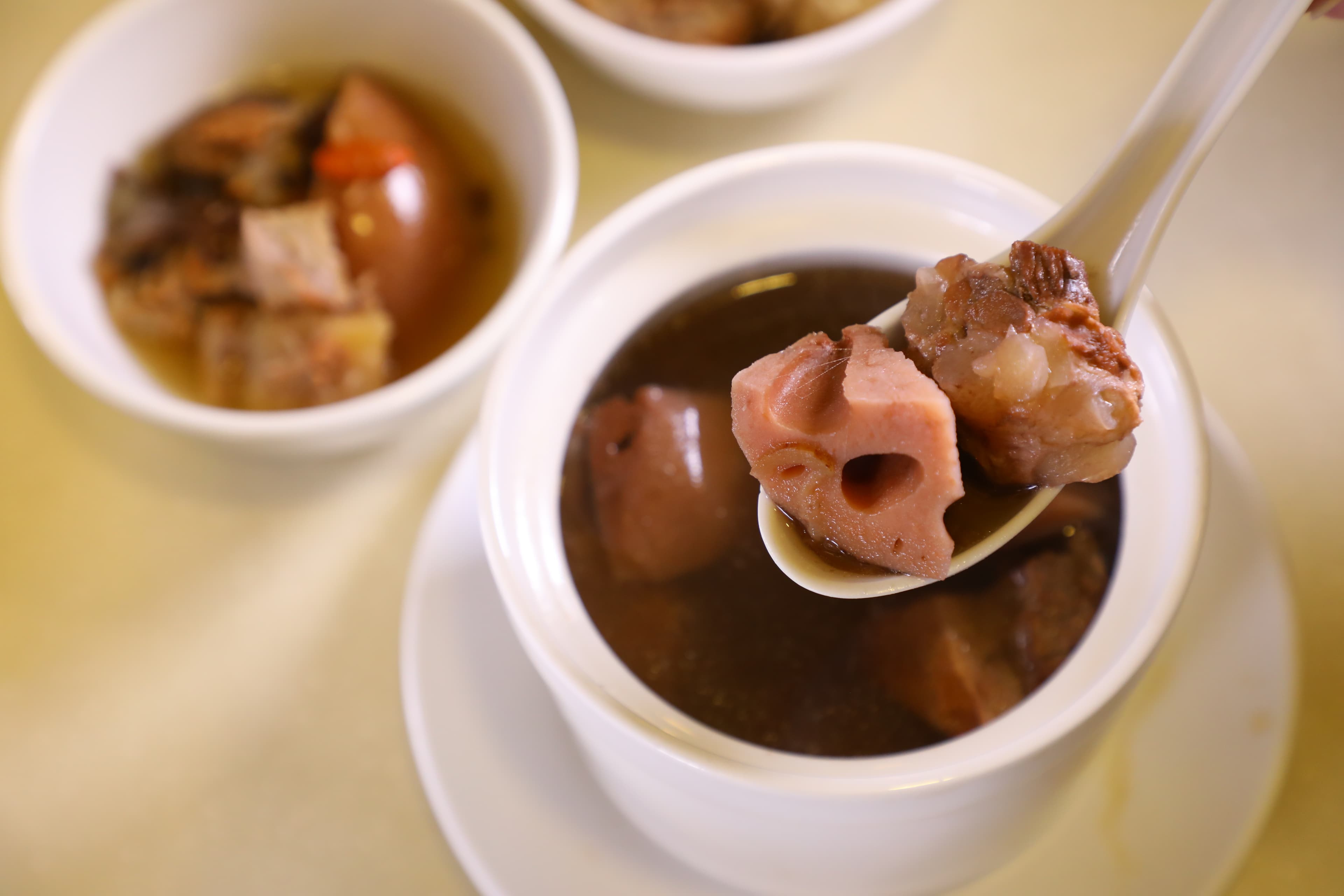 「蓮藕章魚綠豆排骨燉湯」略帶腥味,但看在有補氣血功效的份上,還是努力喝掉它。(港幣75元/盅)