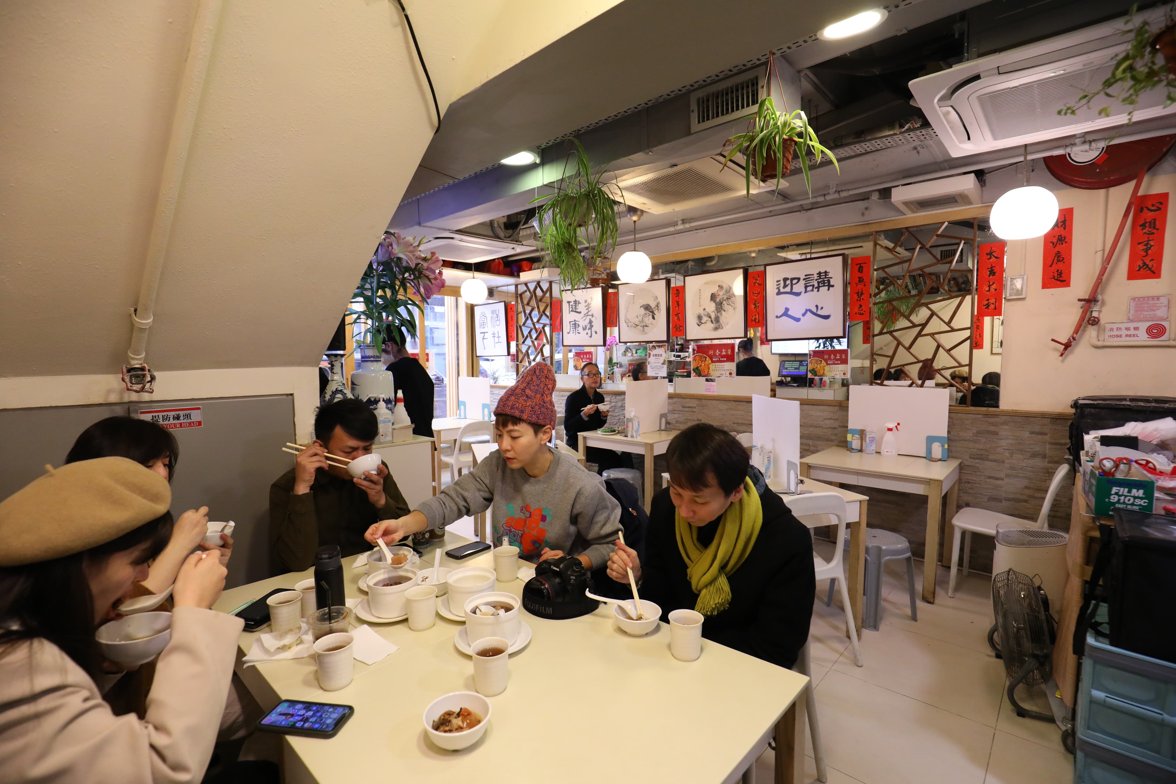 球哥的店面不大,很多人選擇外帶湯品回去喝。