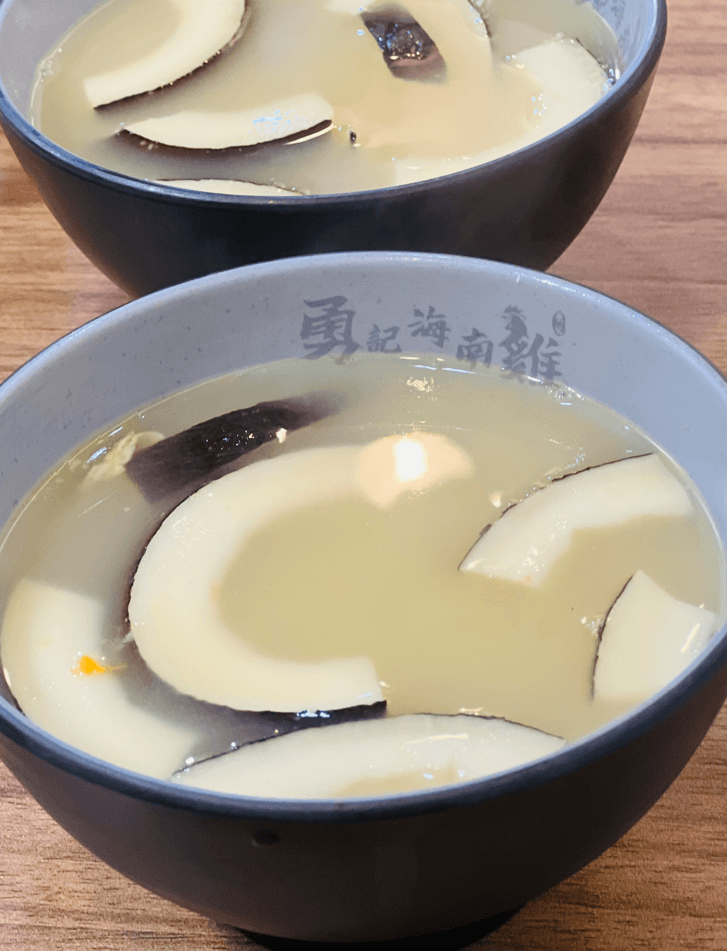 贈送的「椰子雞湯」用海底椰煲成,清熱潤肺。(港幣195元2人餐)