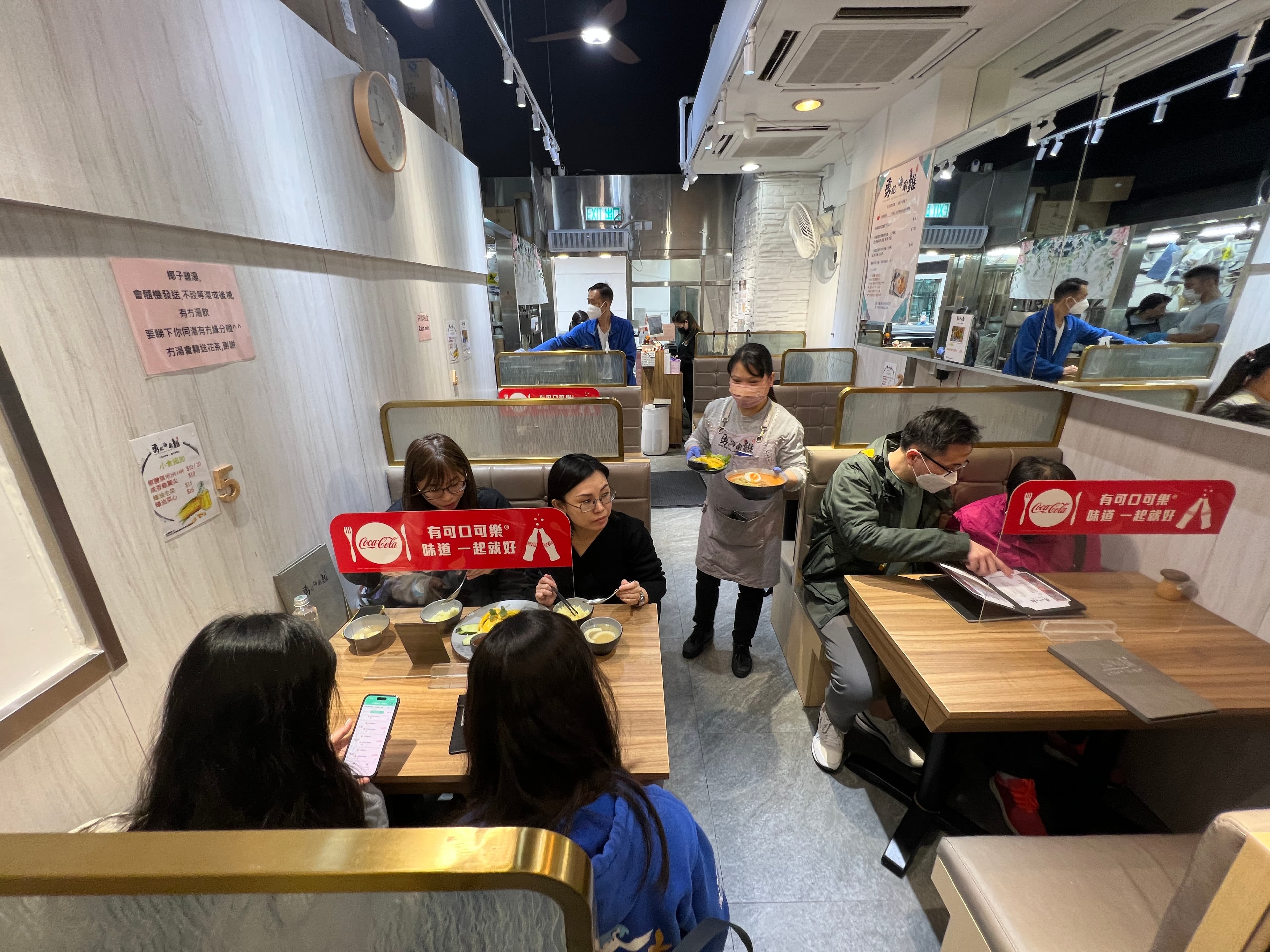 「勇記海南雞」的店面不大,通常需要併桌。