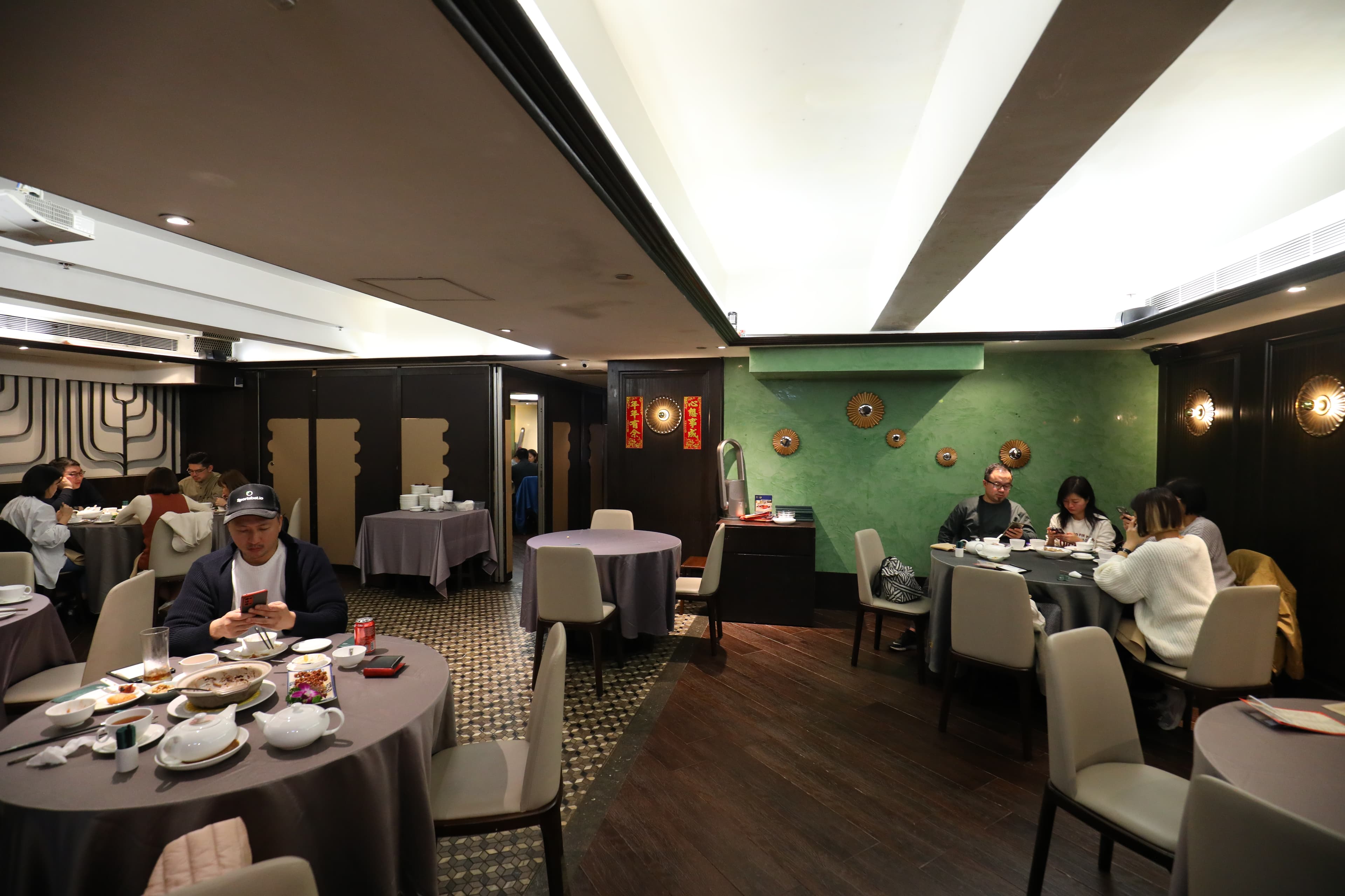 老館子吸引的年齡層頗廣,老中青都有。
