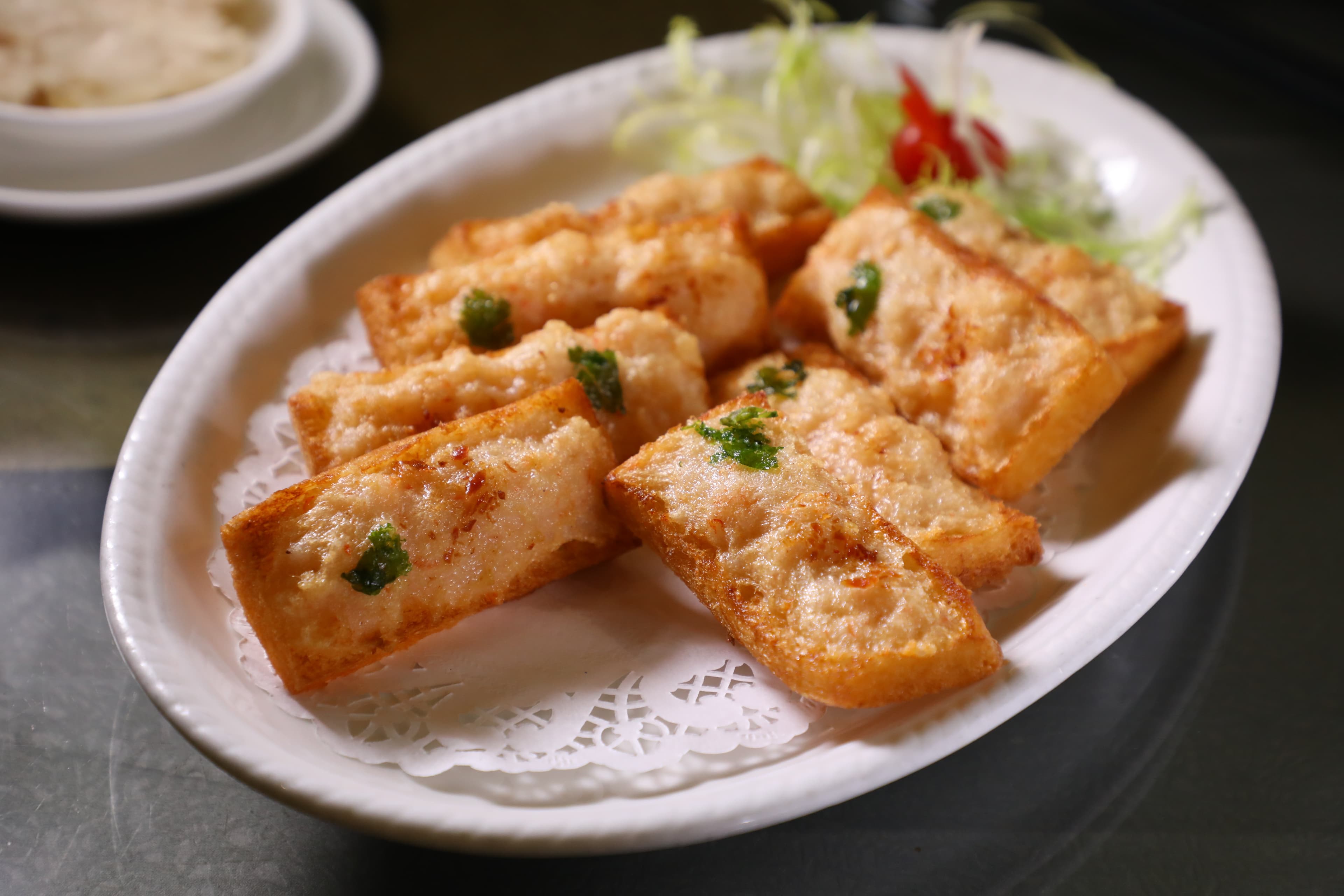 「窩貼蝦多士」是70年代流行的創新順德菜,現在多見於茶餐廳。(港幣200元/份)