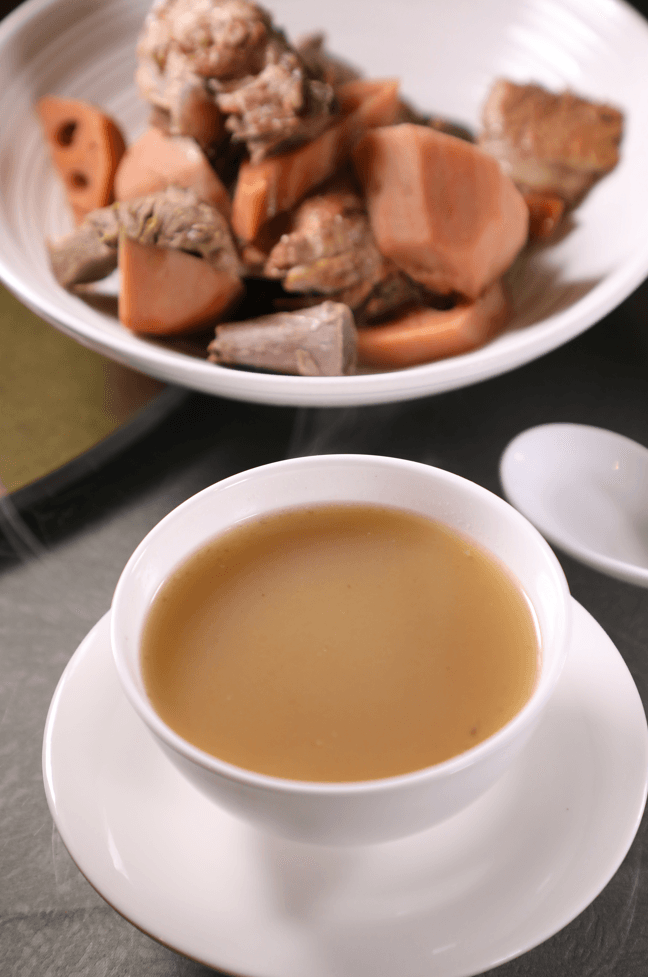 益新的「明火煲例湯」定期更換湯譜,今天喝到蓮藕瘦肉的組合。(港幣198元/例)