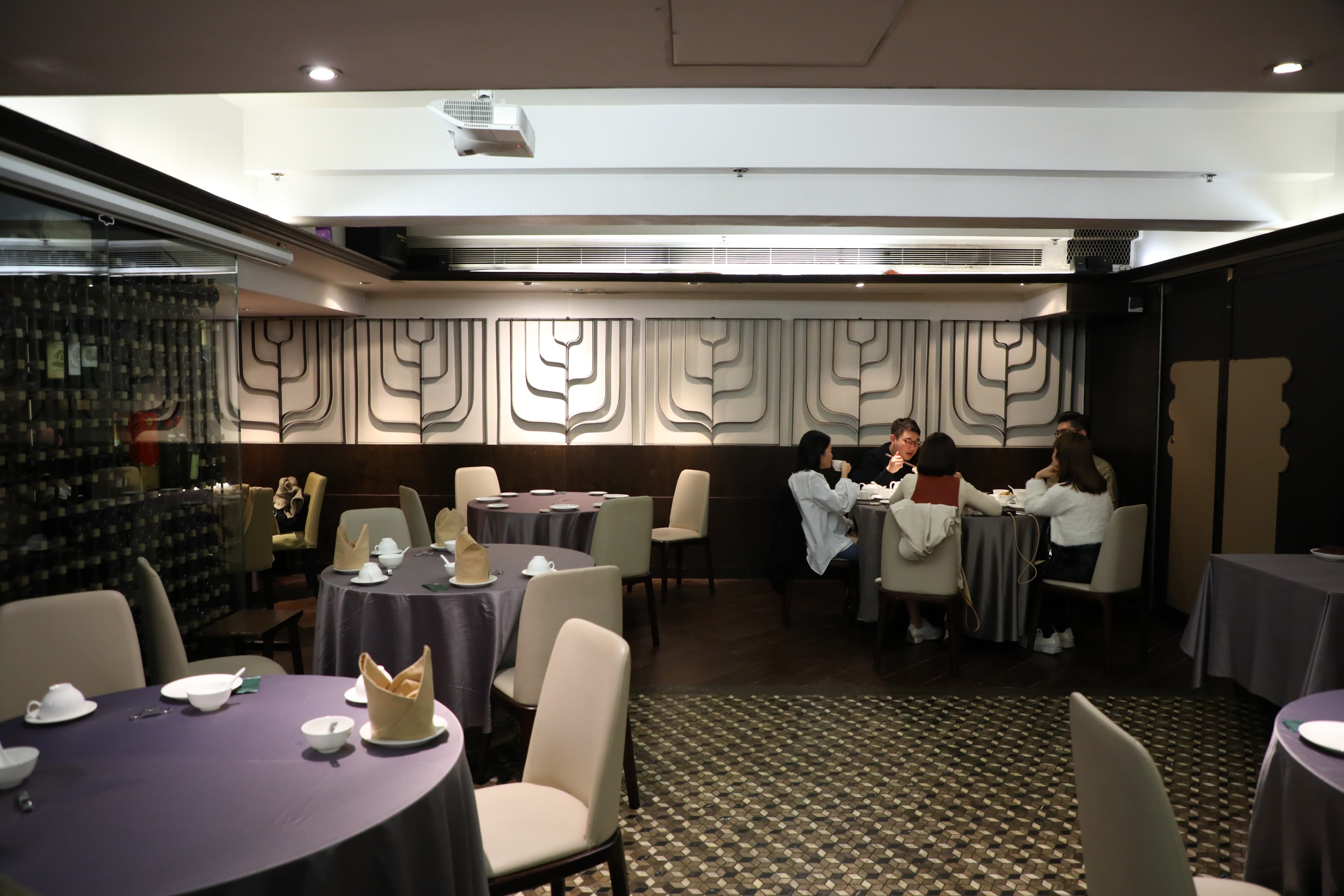 「益新美食館」有1樓與地下室兩個用餐空間,地下室的桌距頗寬,裝潢也優雅。