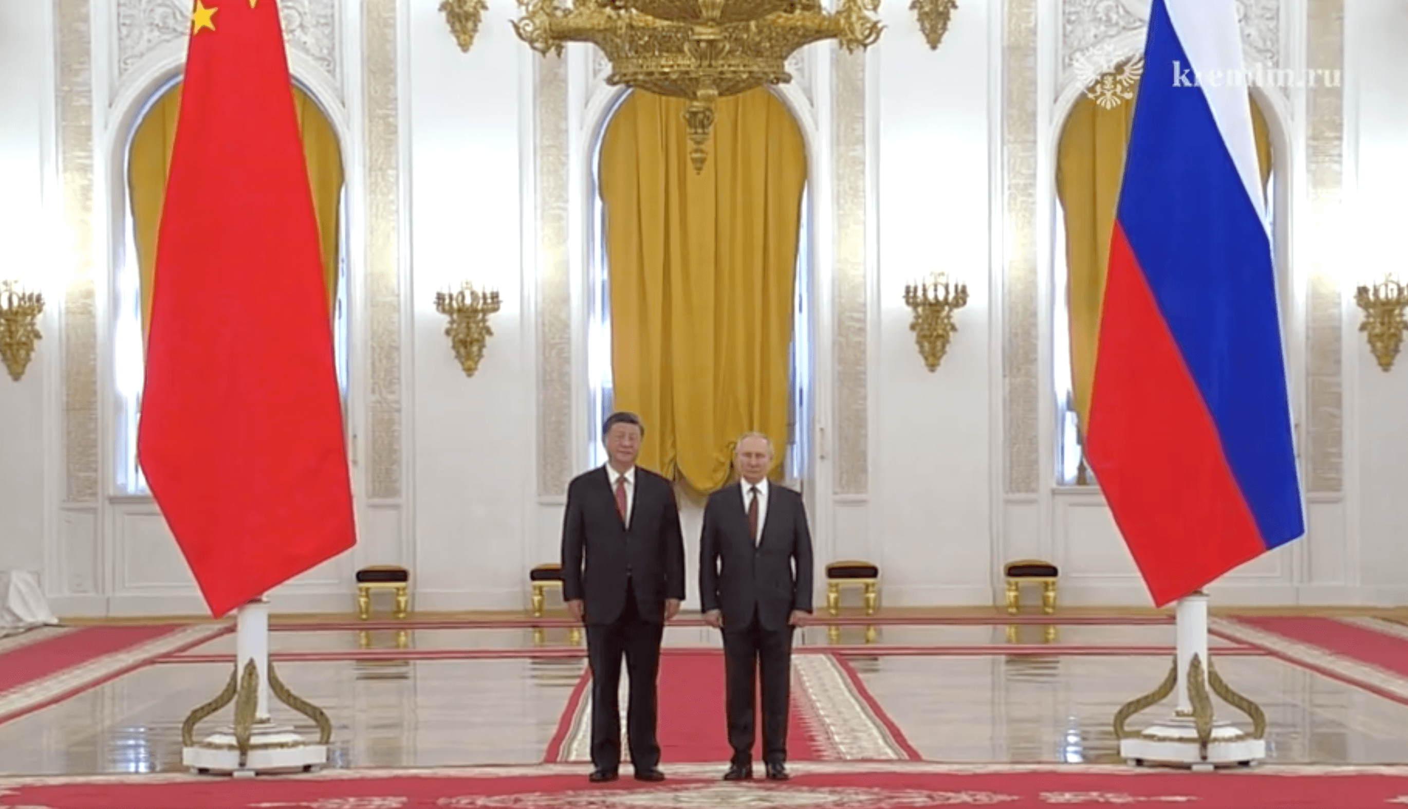 現場擺有巨大中、俄國旗。(翻攝Kremlin.ru影片)