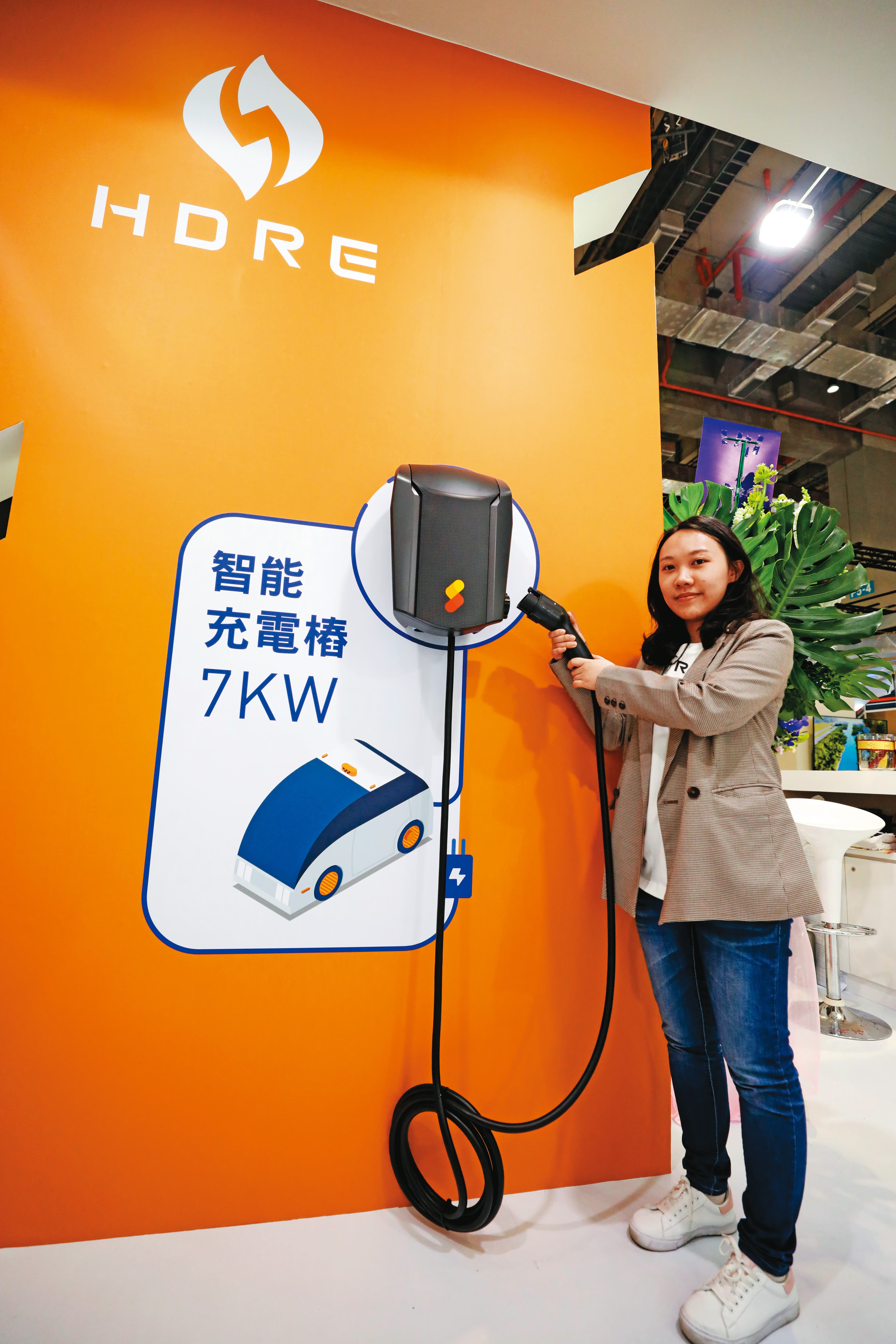 泓德能源子公司星舟快充負責電動車充電樁,壁掛式充電槍適合住家型使用。(資料照)
