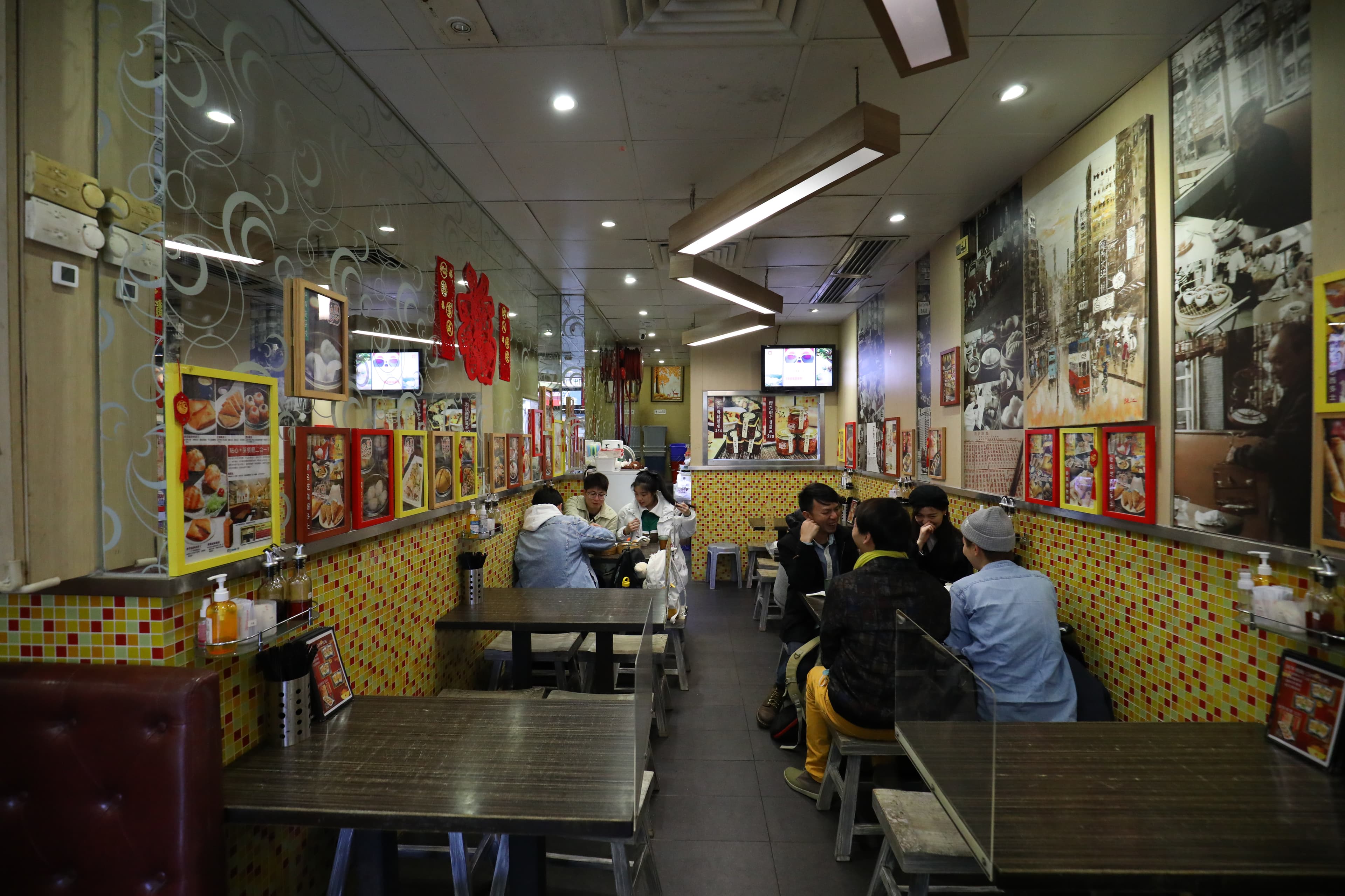 周記的用餐空間樸實無華,就是茶餐廳的格局。