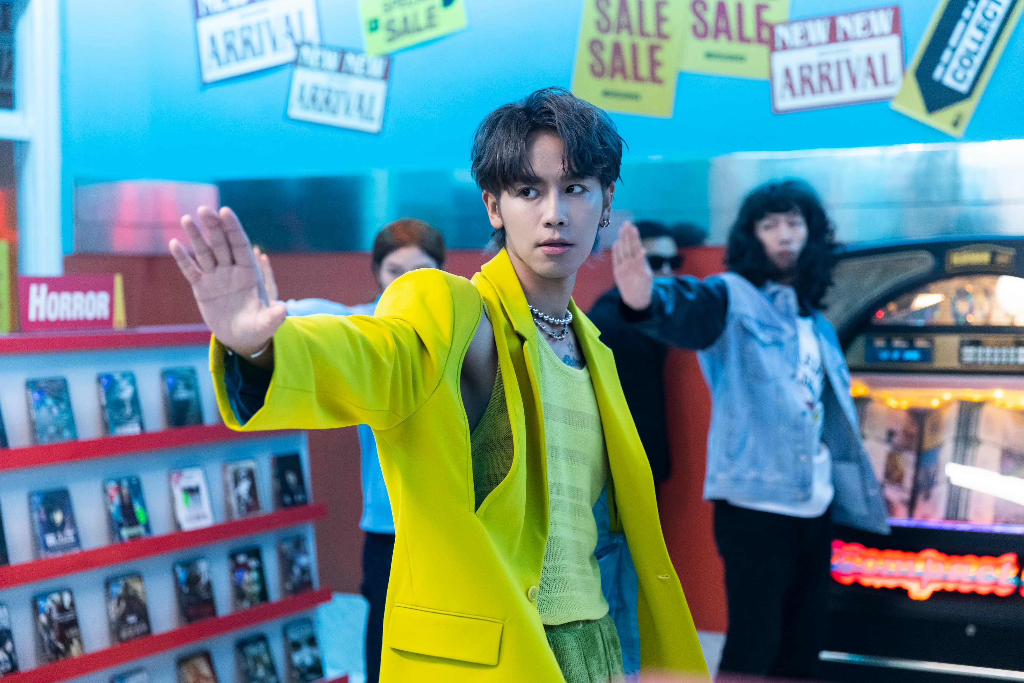 鼓鼓變身電影明星,打造GBOYSWAG出租店。(相信音樂提供)