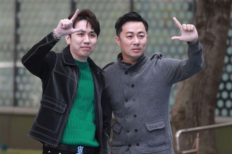艾成的親弟艾翔(左)跟他長得神似。(翻攝臉書)