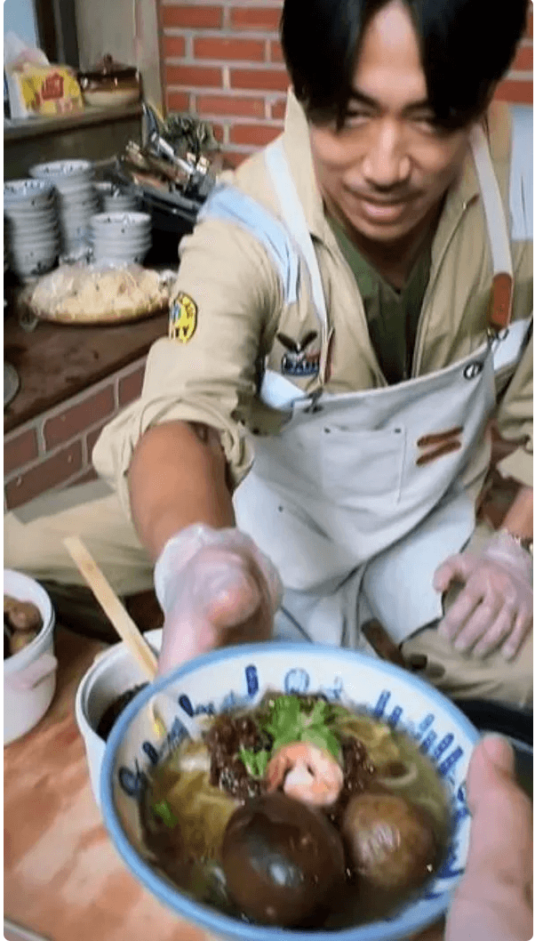 Akira親身示範煮台南擔仔麵,看起來有模有樣。(翻攝自IG)