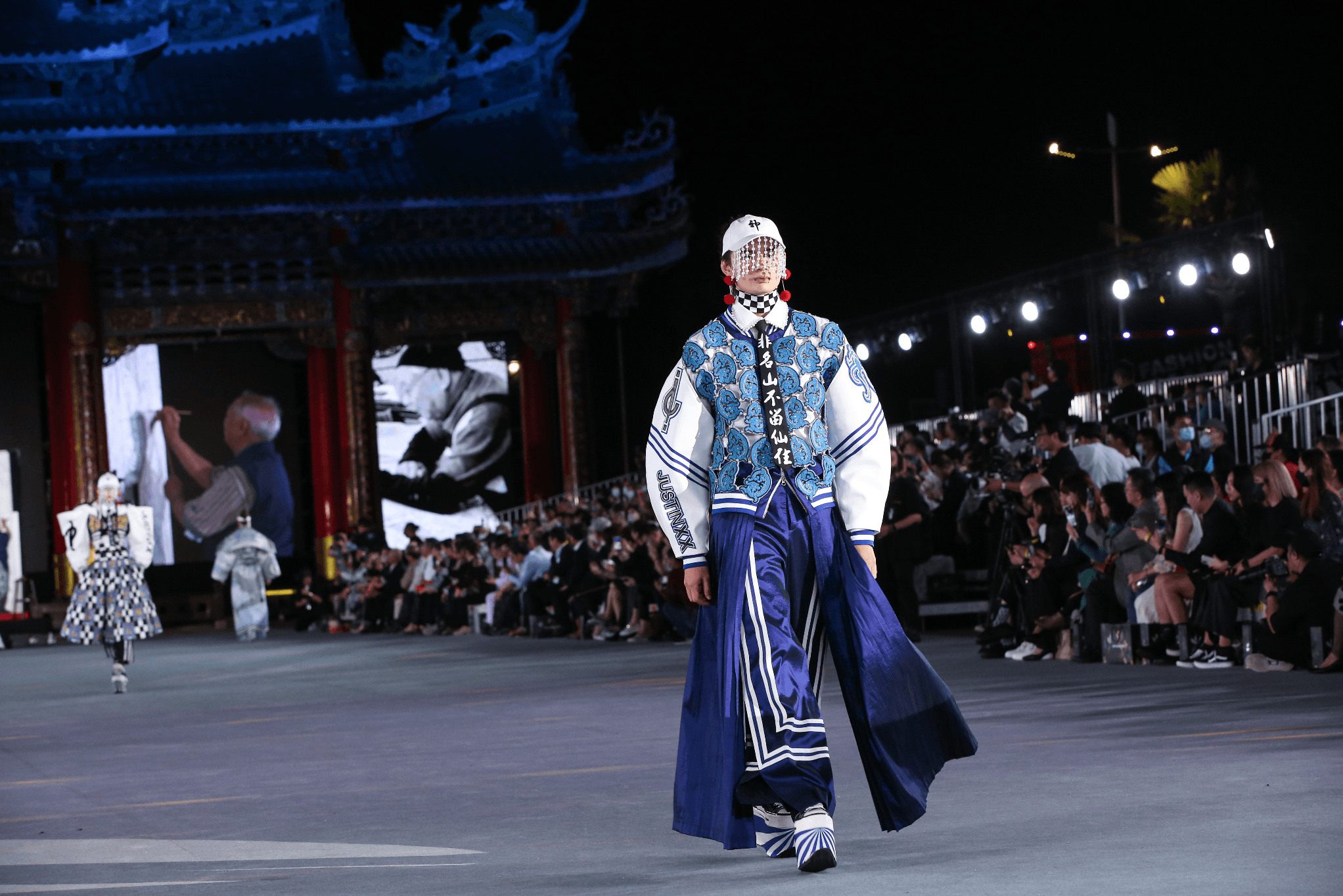 周裕穎以國寶彩繪師莊武男的寺廟彩繪為靈感,以及國中時見證棒球隊員受神降駕附體的經驗,創作出奇特街頭風格。