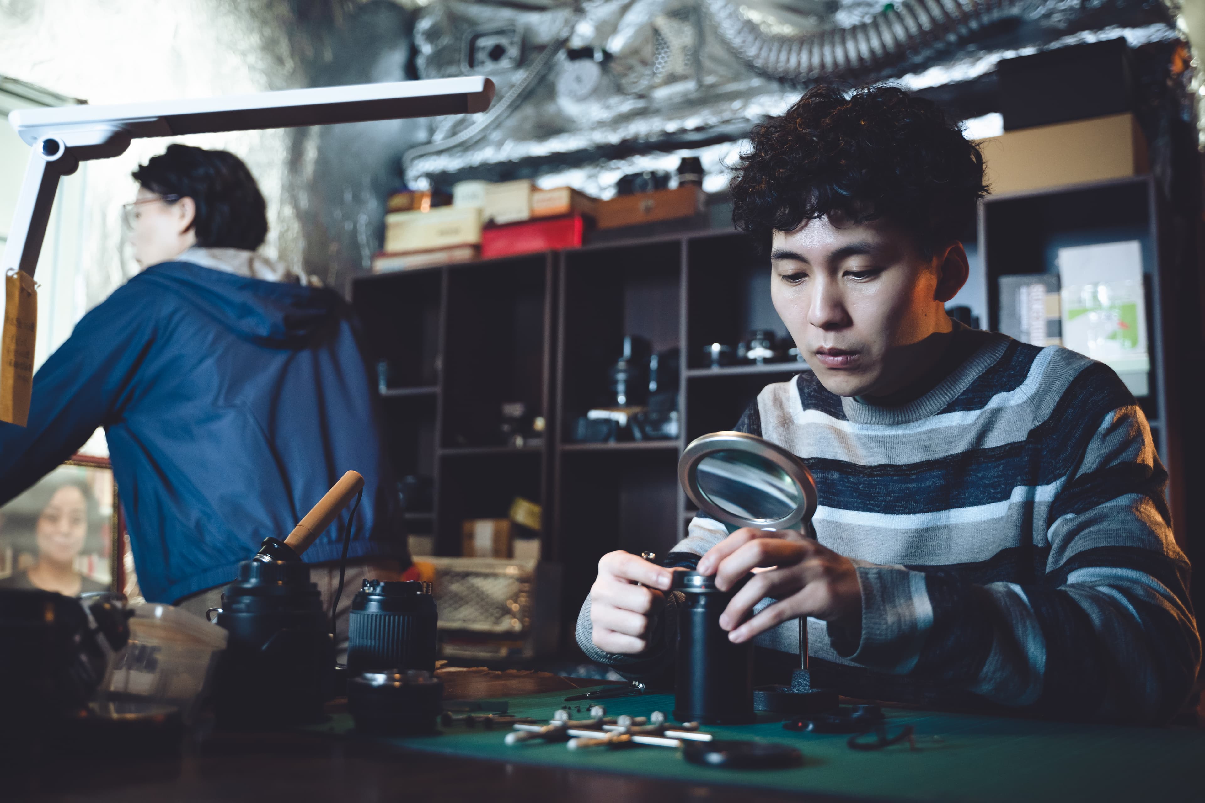 巫建和（右）在《阿波羅男孩》飾演自閉症患者，擅長修理物品但不懂如何與他人溝通。左為飾演阿姨的黃舒湄。（公視台語台提供）
