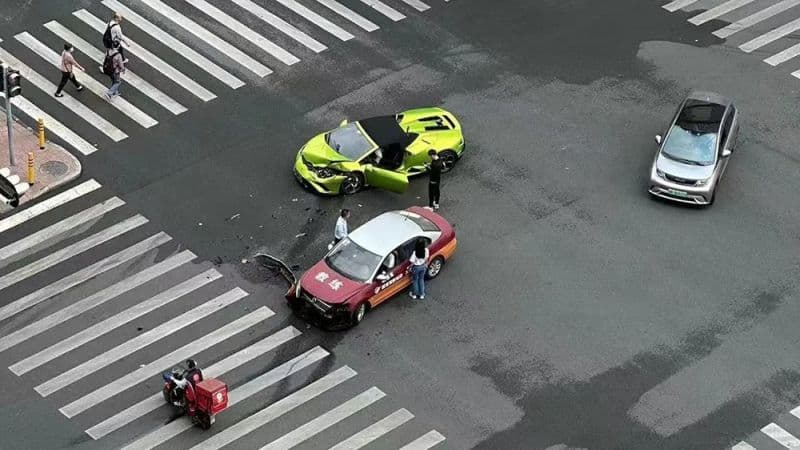 事故發生在廣東深圳市,兩車的車頭皆受損,事故賠償將由駕訓班負責。(翻攝微博)