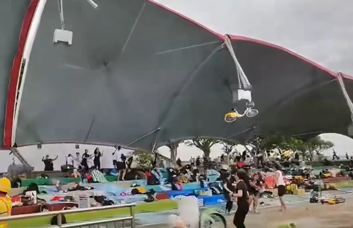 全原運昨天在大佳河濱公園的休息區帳篷被強風吹翻,連單車也騰空飛起。(翻攝自台灣颱風論壇|天氣特急臉書)