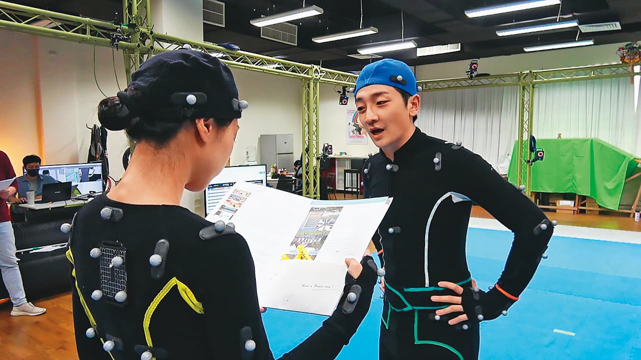 電影《女鬼橋》演員葛丞（右）穿上動態捕捉設備，演繹遊戲裡的角色。（大宇資訊提供）