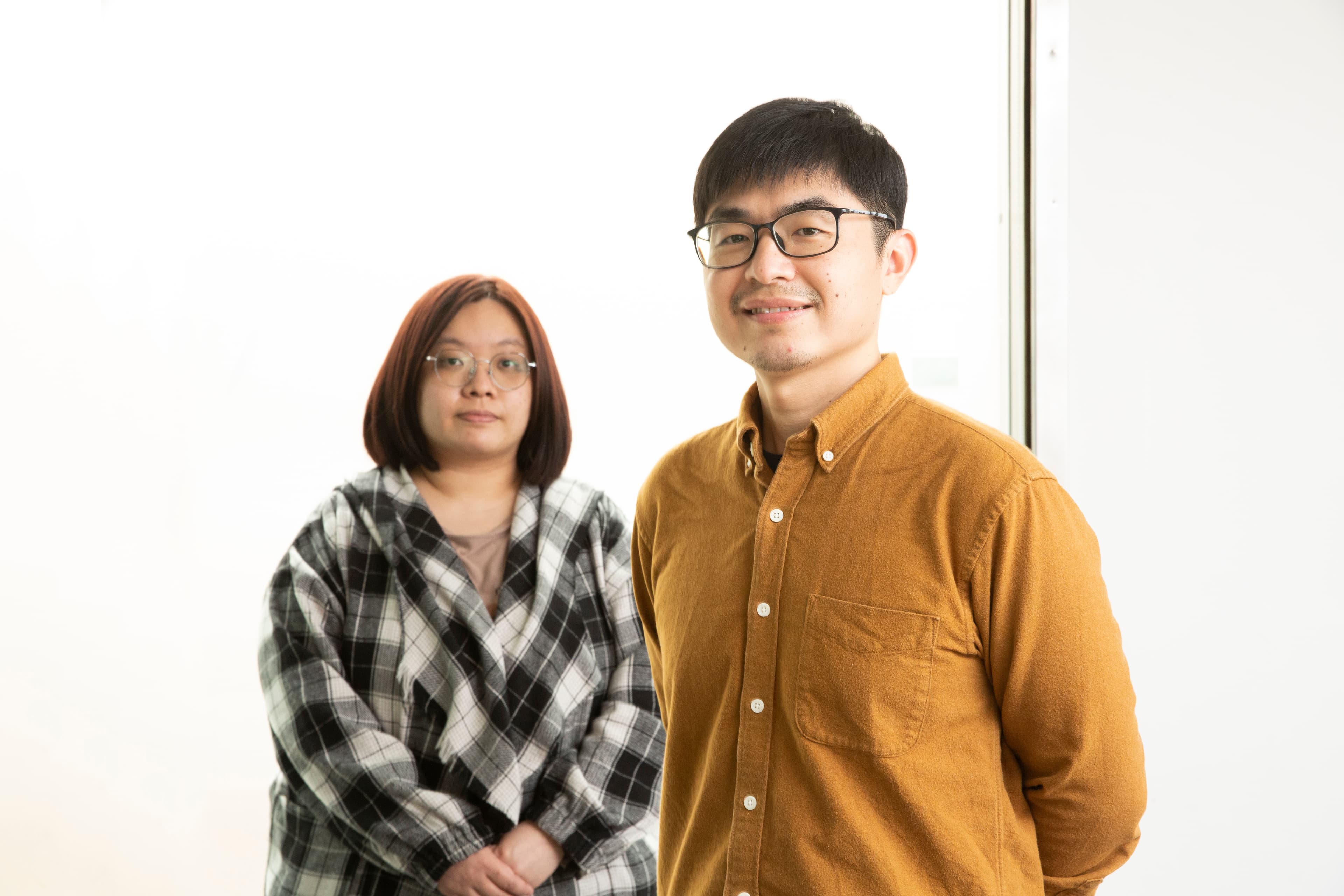製作人吳秉育(右)帶領逾20人團隊開發《女鬼橋 開魂路》。左為編劇施藝蓁。