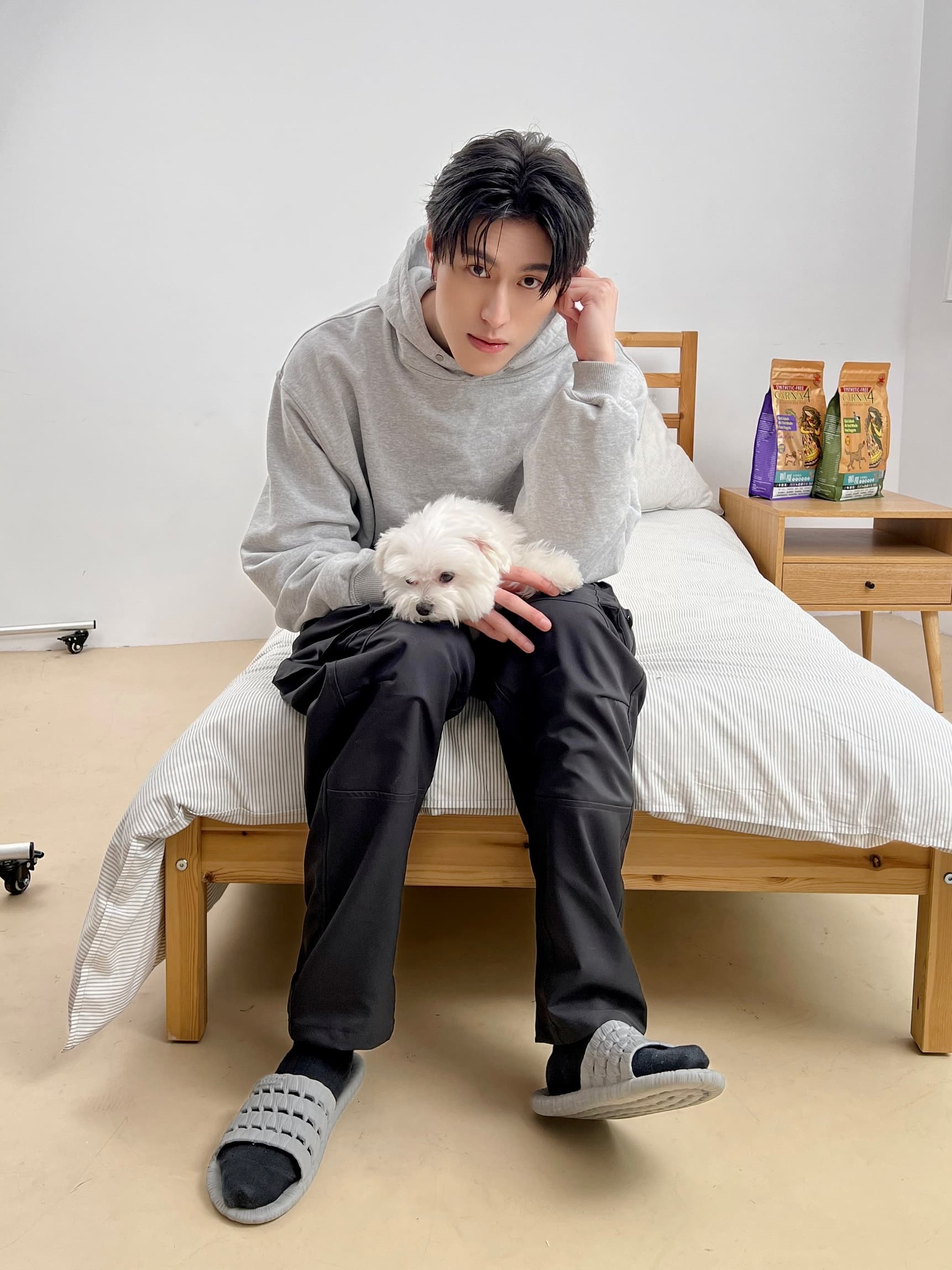成晞愛犬當成家人,「喜歡一回到家就有人在等你的感覺。」(成晞提供)