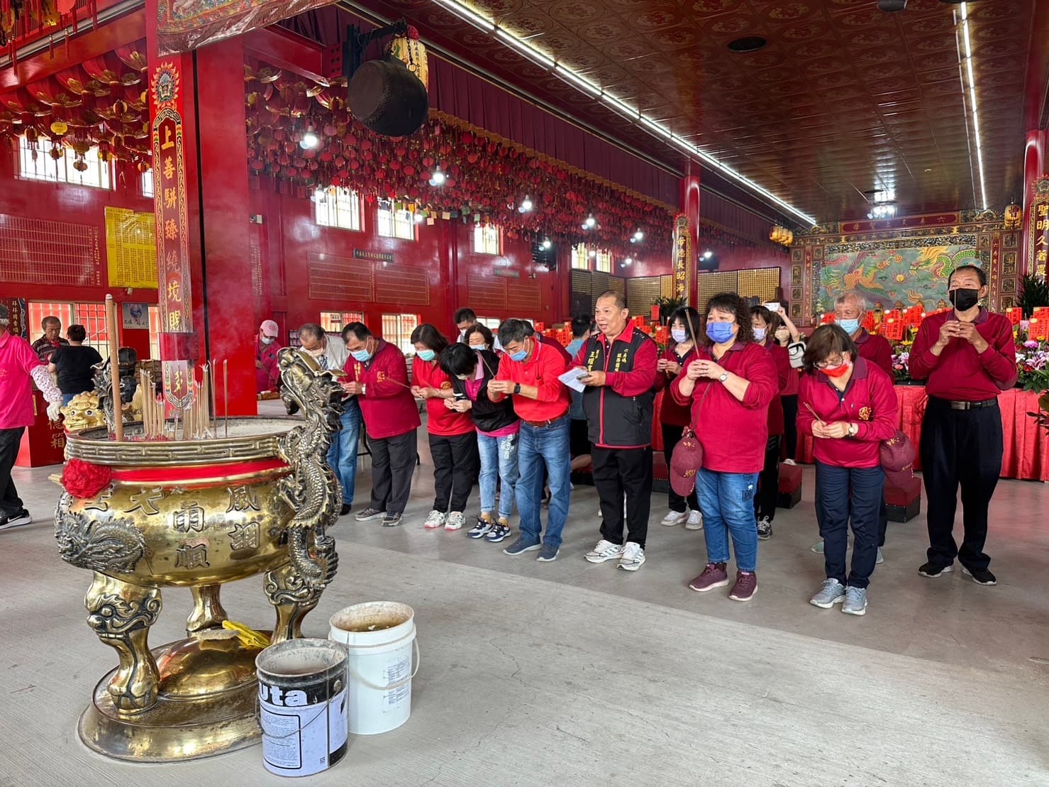 雲林身障養護中心今帶著服務對象走出戶外,前往六房媽參拜,感謝長期以來的支持。(雲林身障養護中心提供)