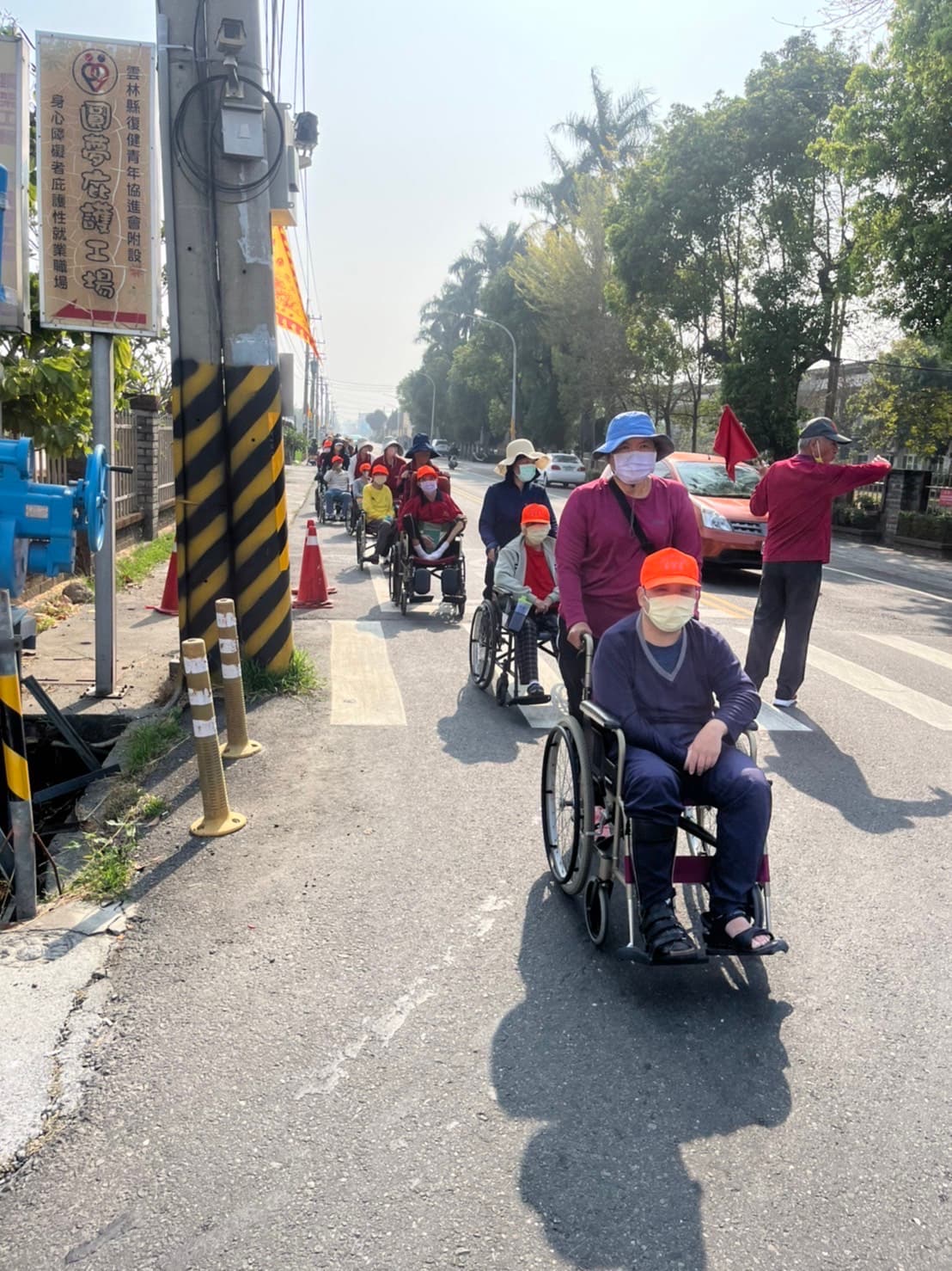 雲林身障養護中心今帶著服務對象走出戶外,前往六房媽參拜,感謝長期以來的支持。(雲林身障養護中心提供)