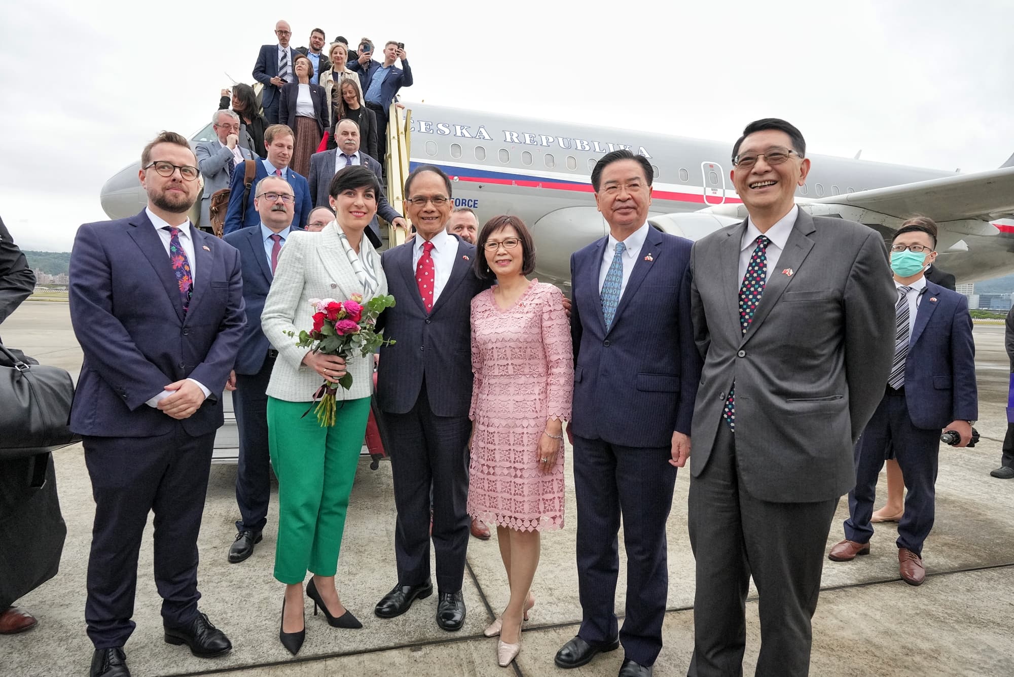 立法院游錫堃與外交部長吳釗燮親自接機捷克訪問團。(翻攝自推特@MOFA_Taiwan)