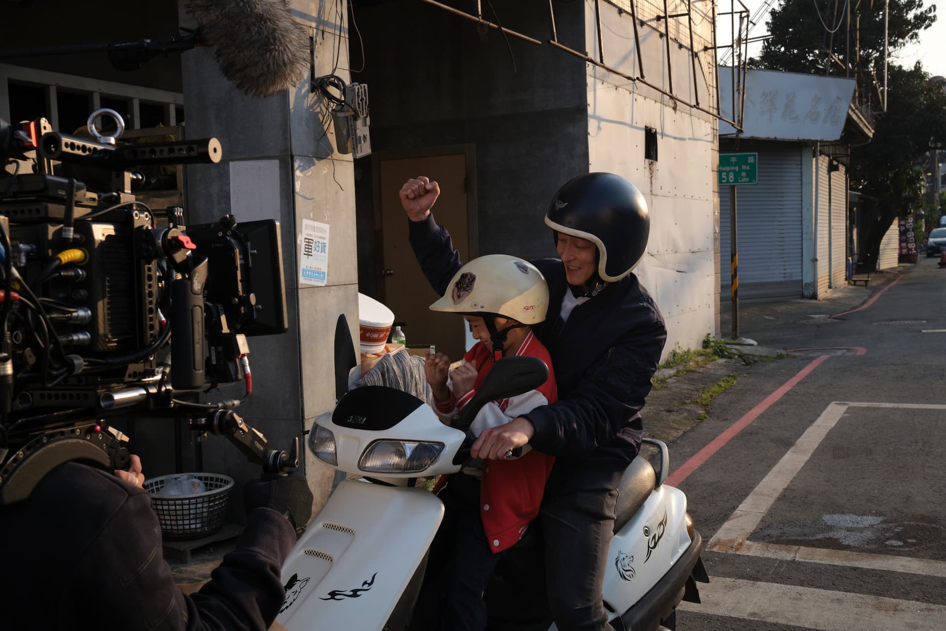 電影加入許多台灣在地文化連結,如象徵父子情的棒球、騎摩托車兜風等劇情,甚至把柬埔寨詐騙事件都加入故事中。(高雄市電影館提供)