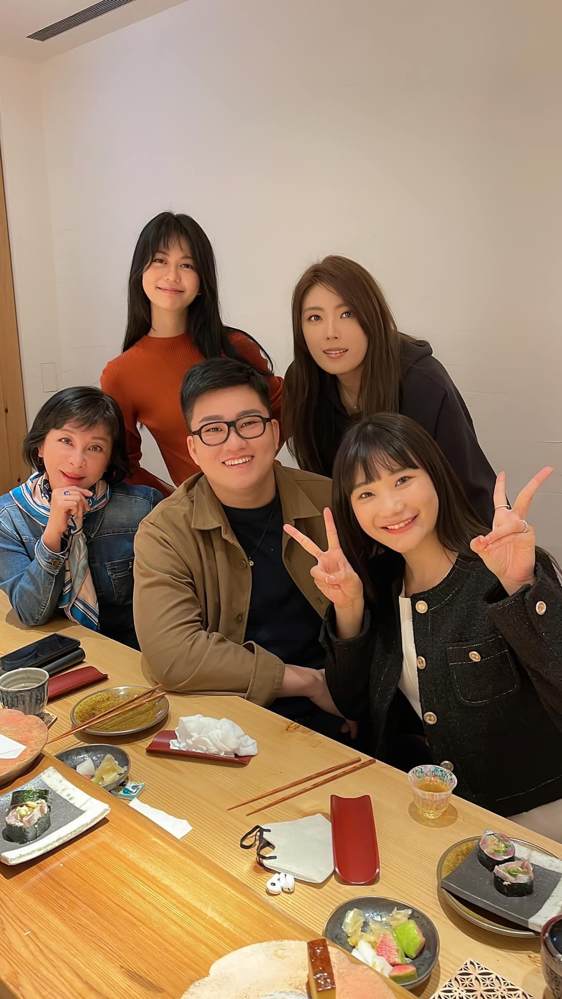 吳淡如曬出和乾兒子、女兒們的合照。(翻攝自吳淡如臉書)